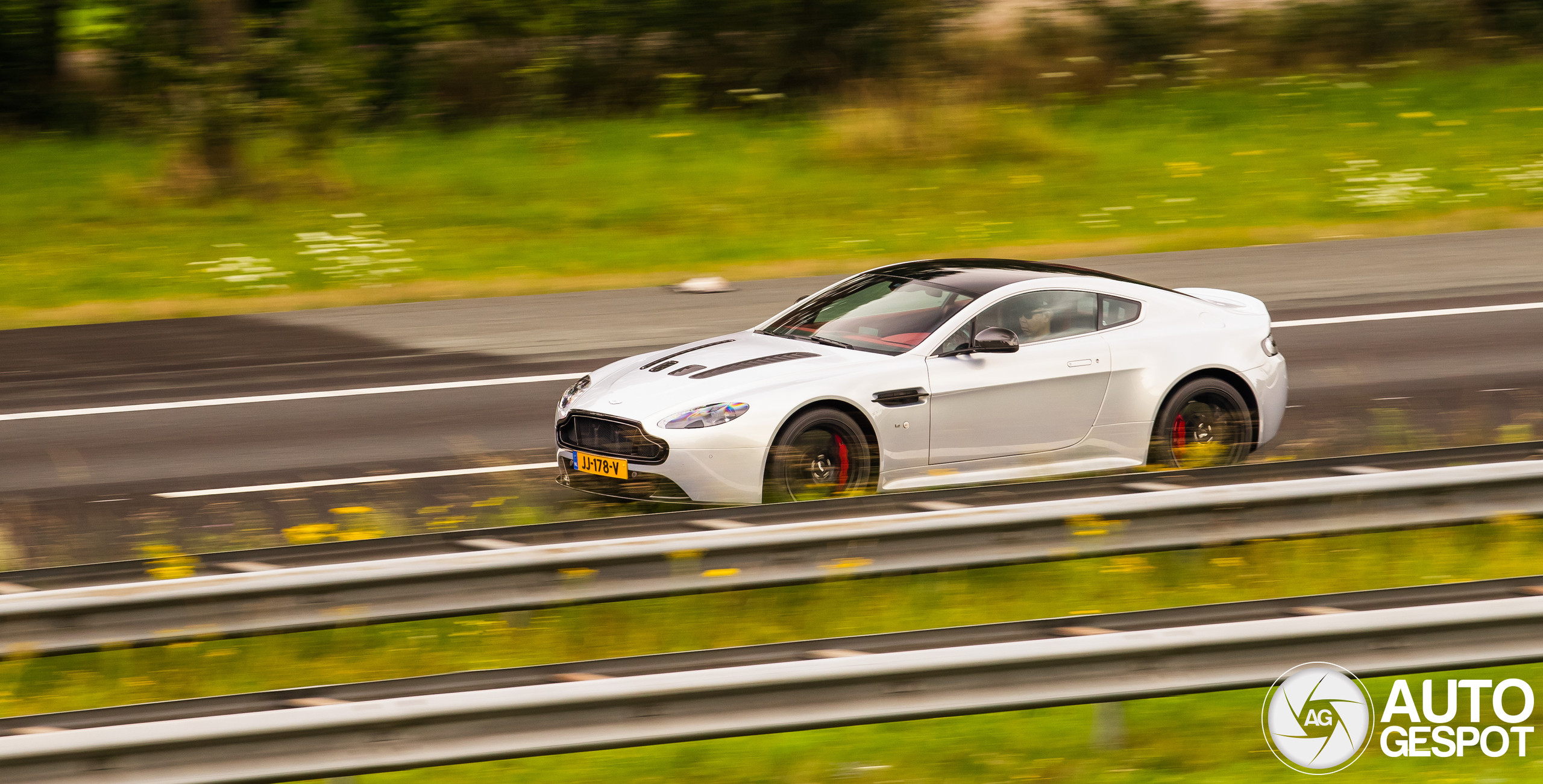 Aston Martin V12 Vantage S