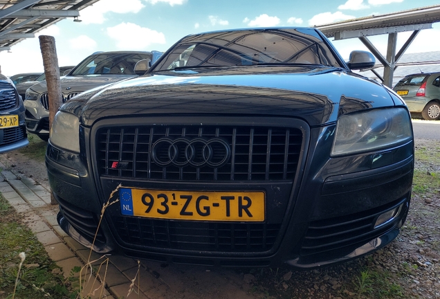 Audi S8 D3