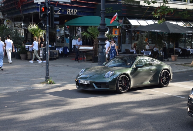 Porsche 992 Carrera 4 GTS