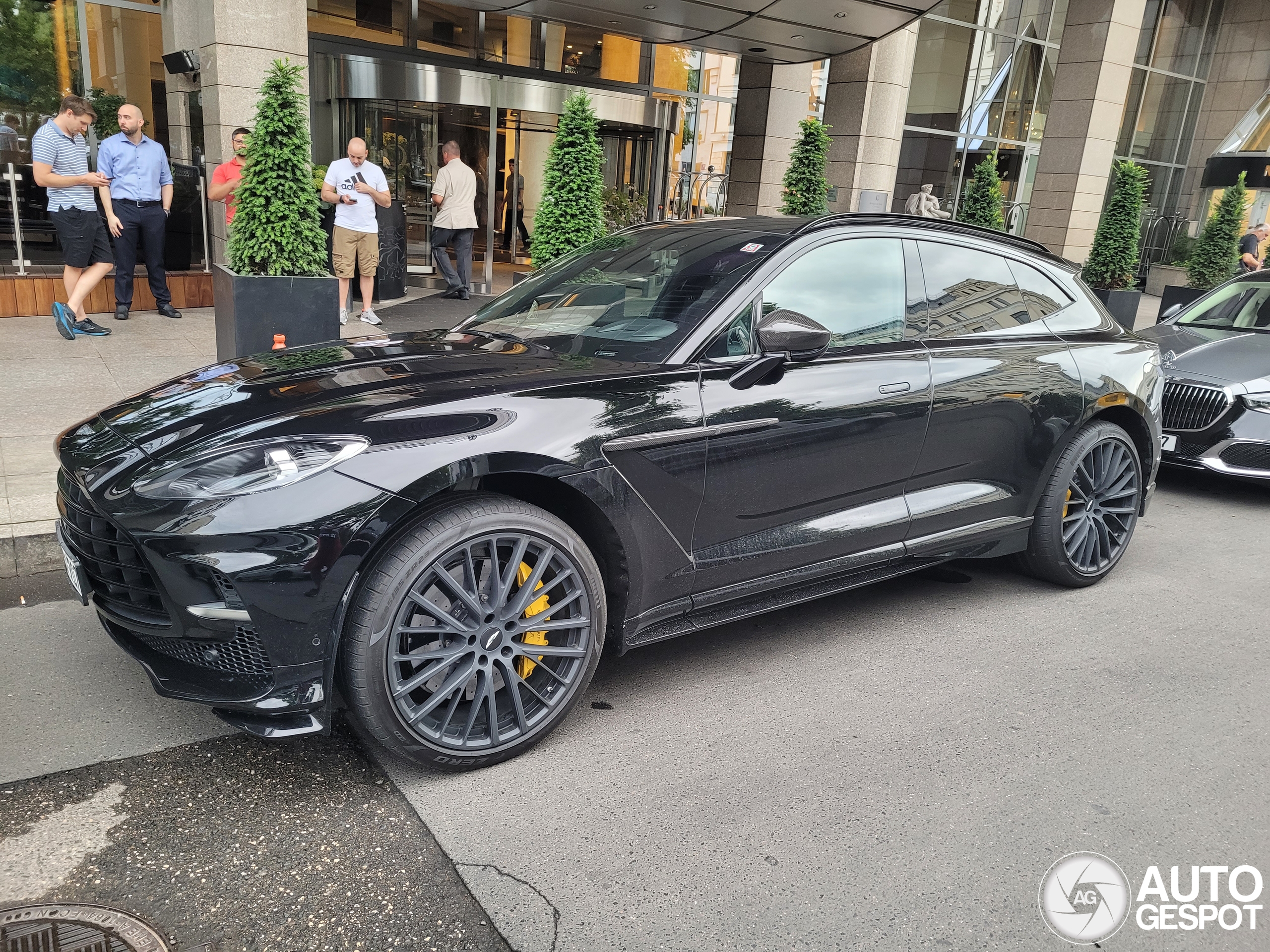 Aston Martin DBX707