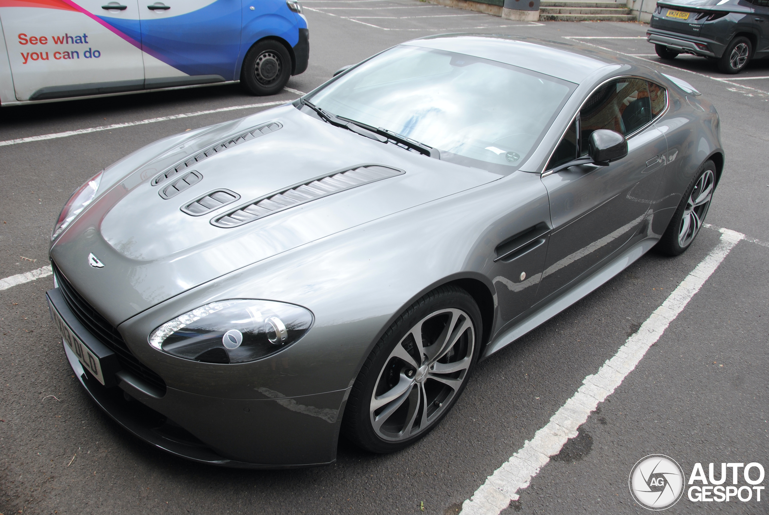 Aston Martin V12 Vantage