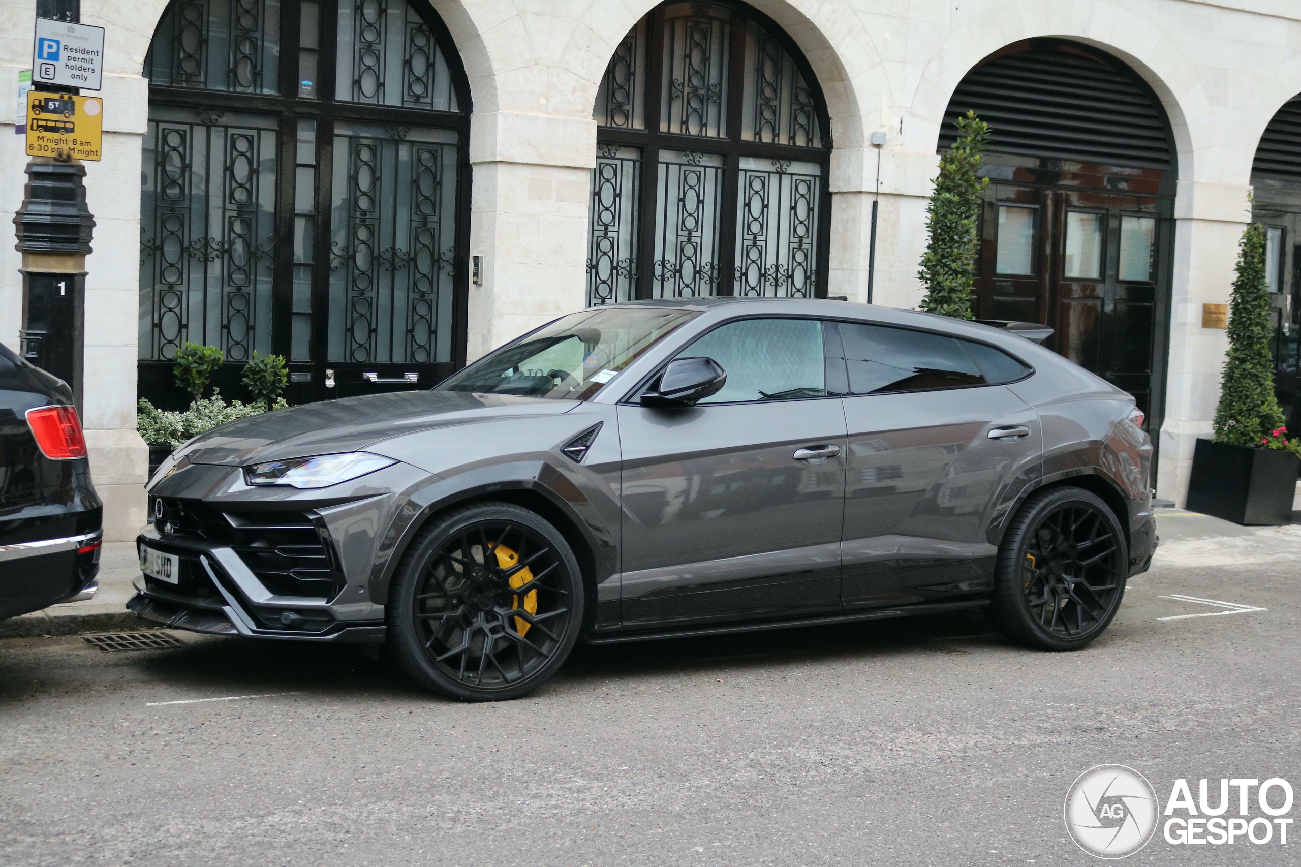 Lamborghini Urus Nero Design