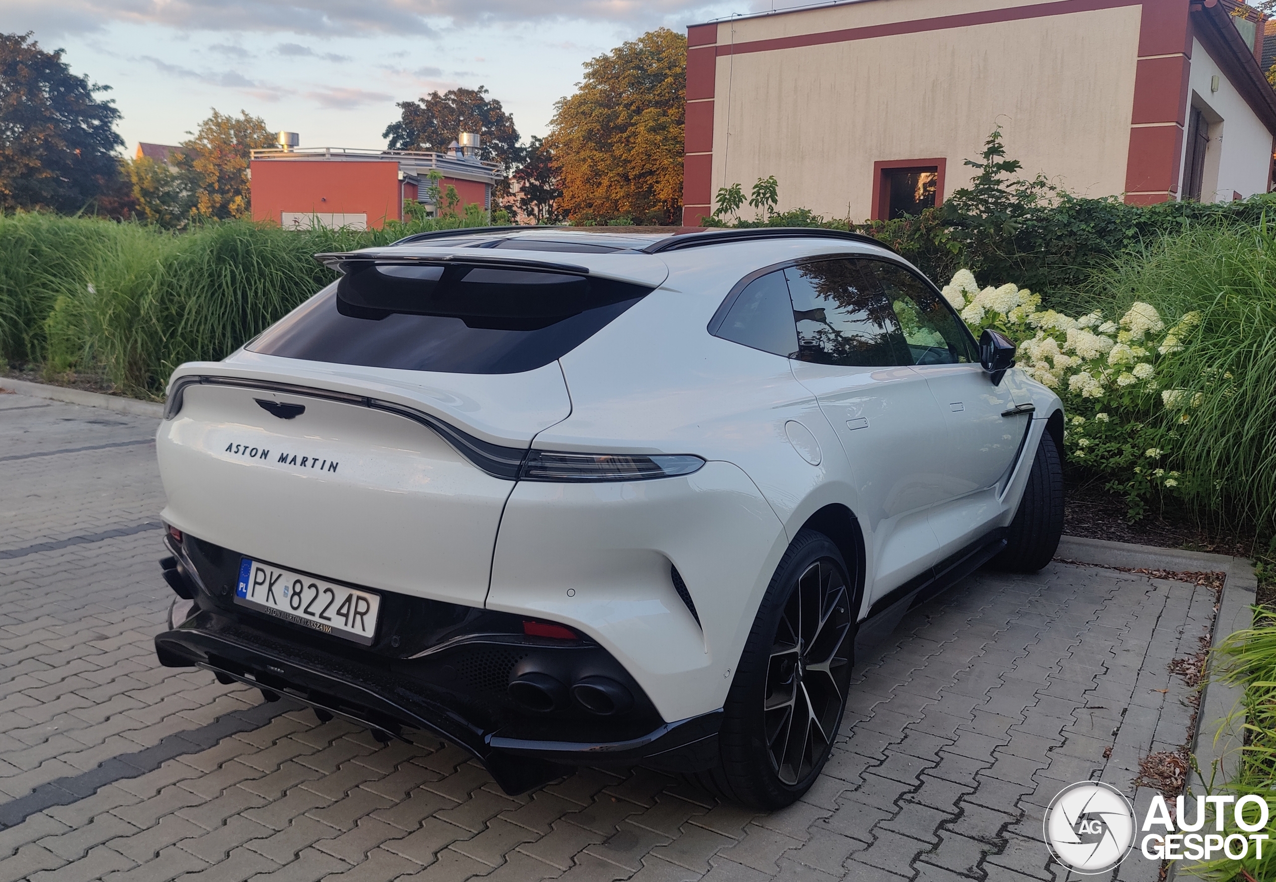 Aston Martin DBX707