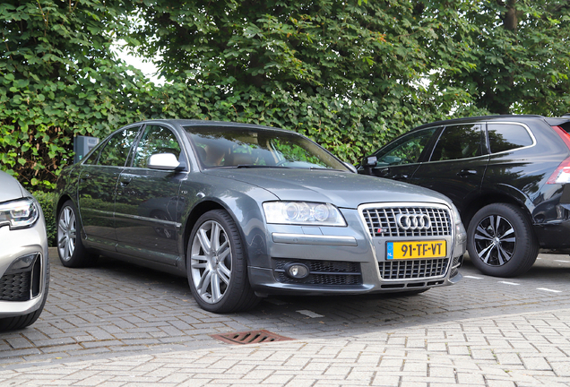 Audi S8 D3