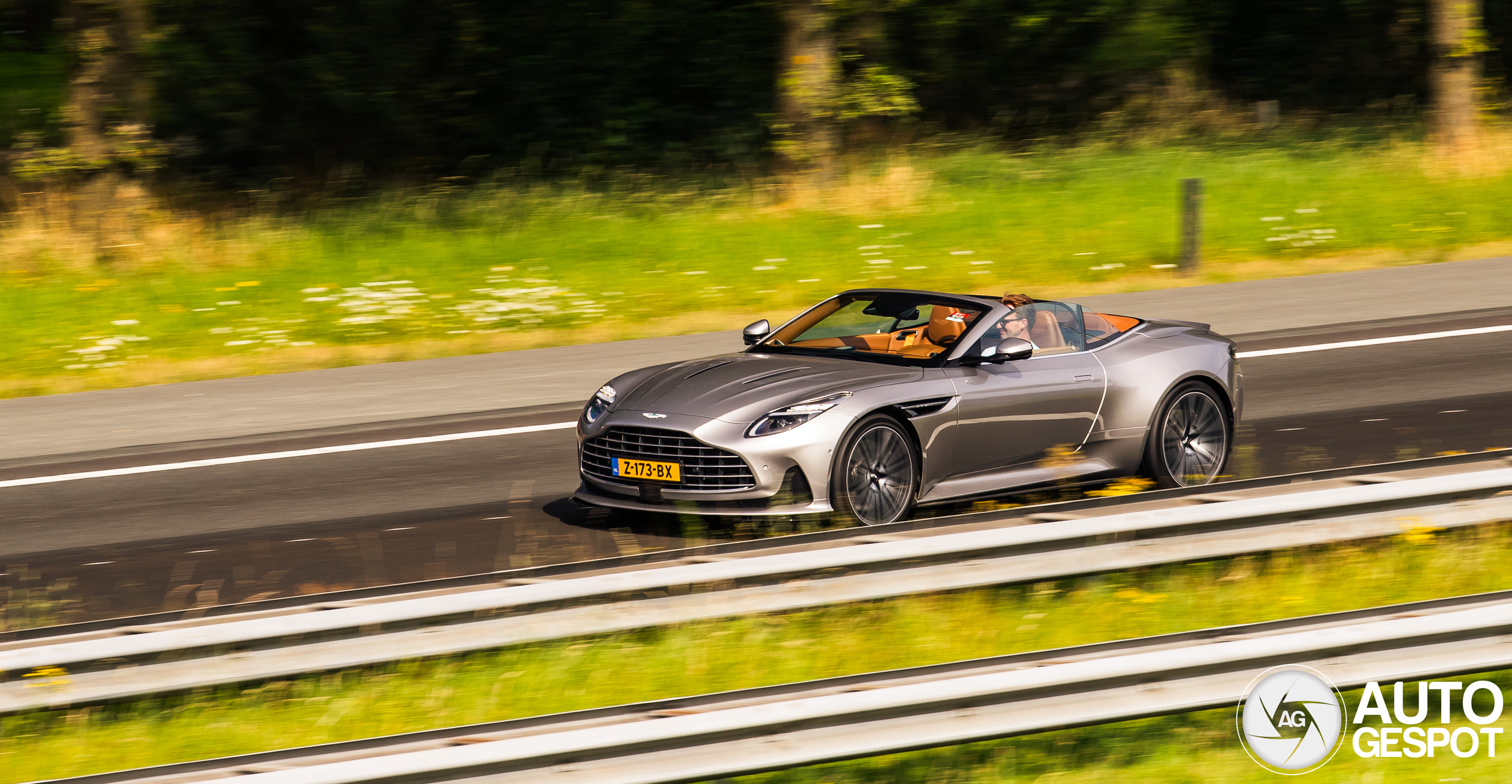 Aston Martin DB12 Volante