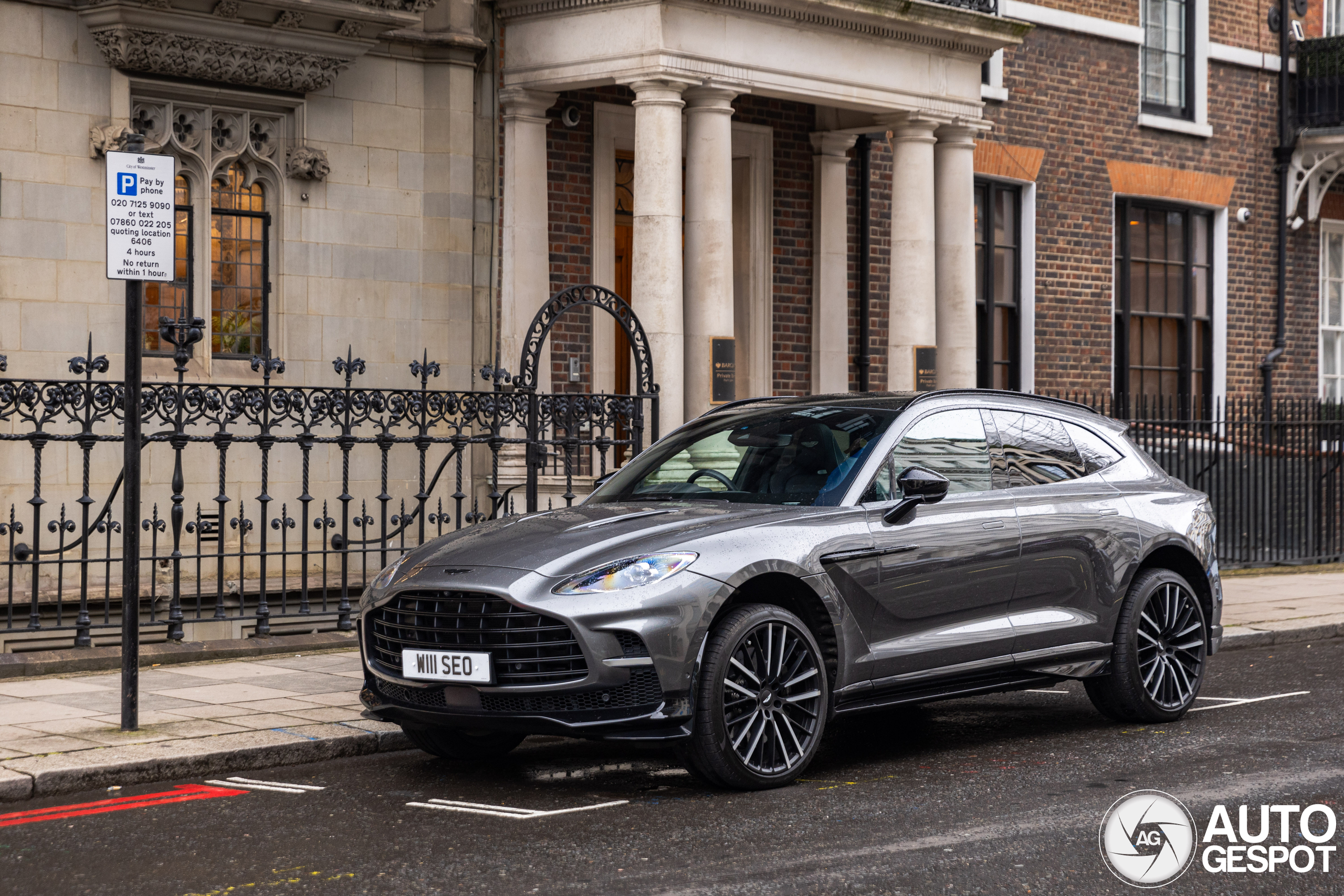 Aston Martin DBX707