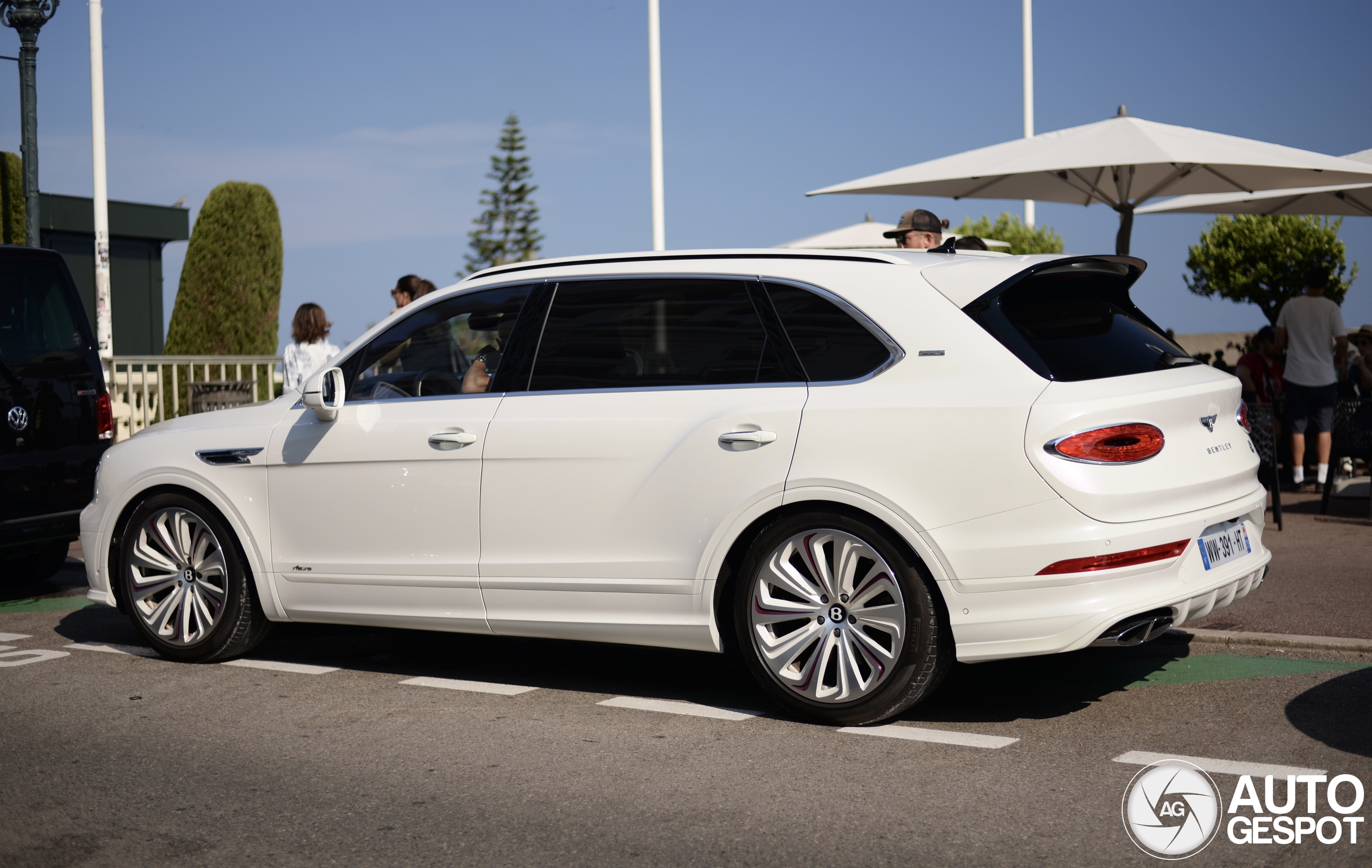 Bentley Bentayga Azure EWB Qatar Edition verschijnt in Monaco