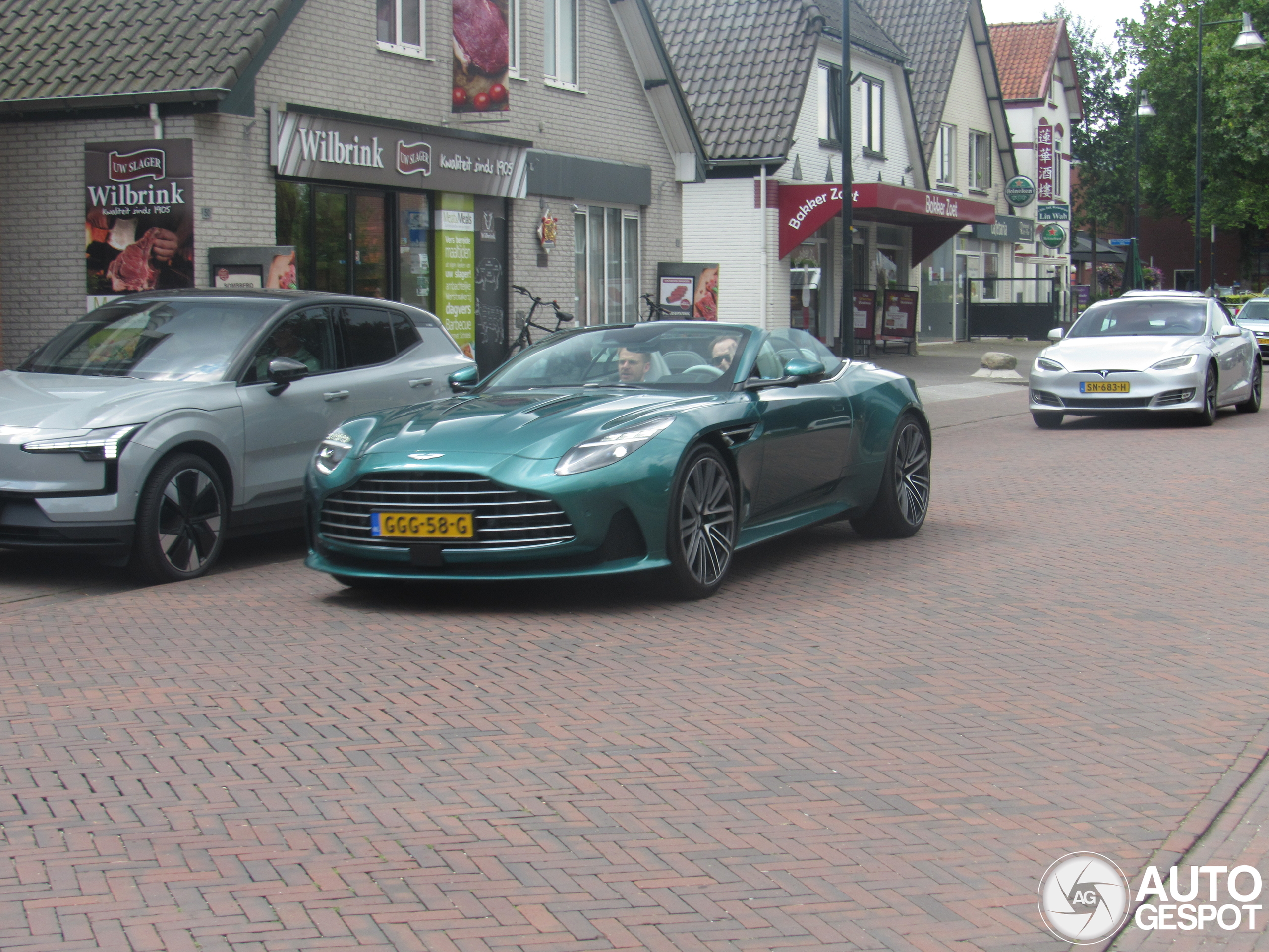 Aston Martin DB12 Volante