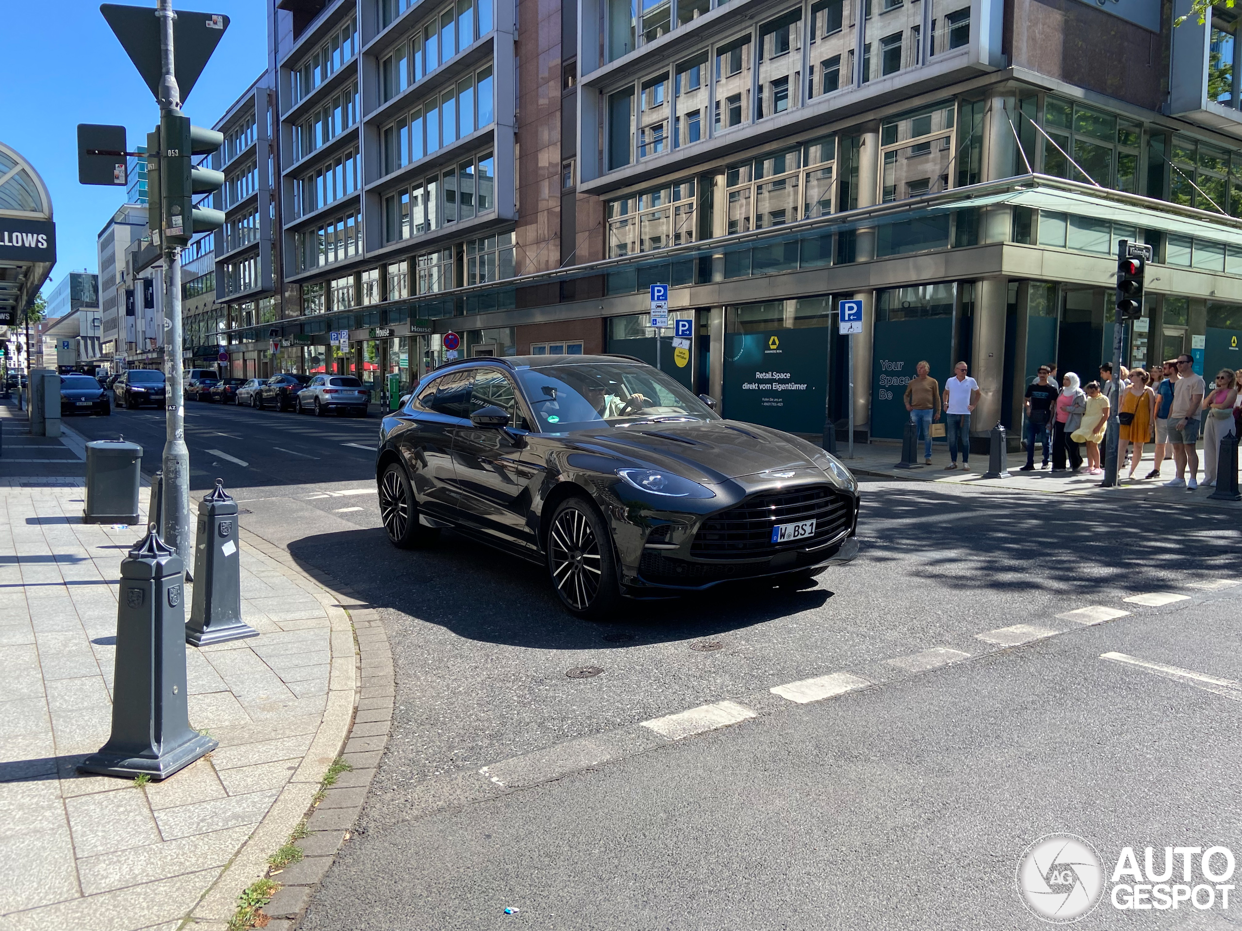 Aston Martin DBX707