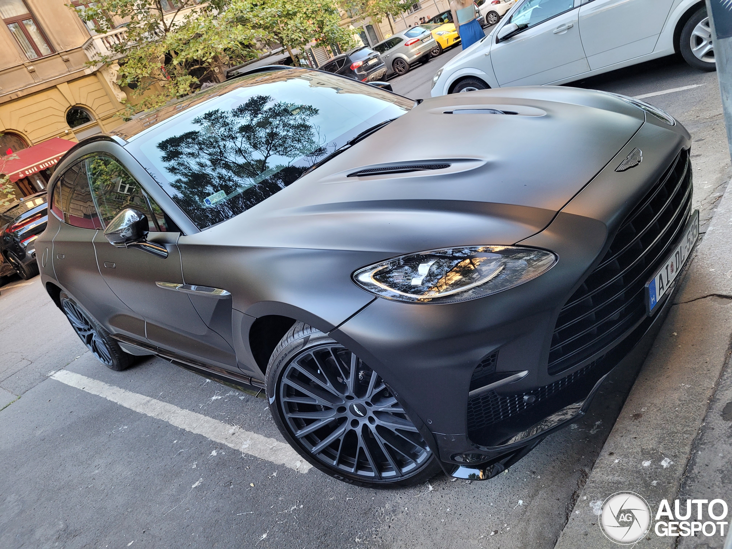 Aston Martin DBX707