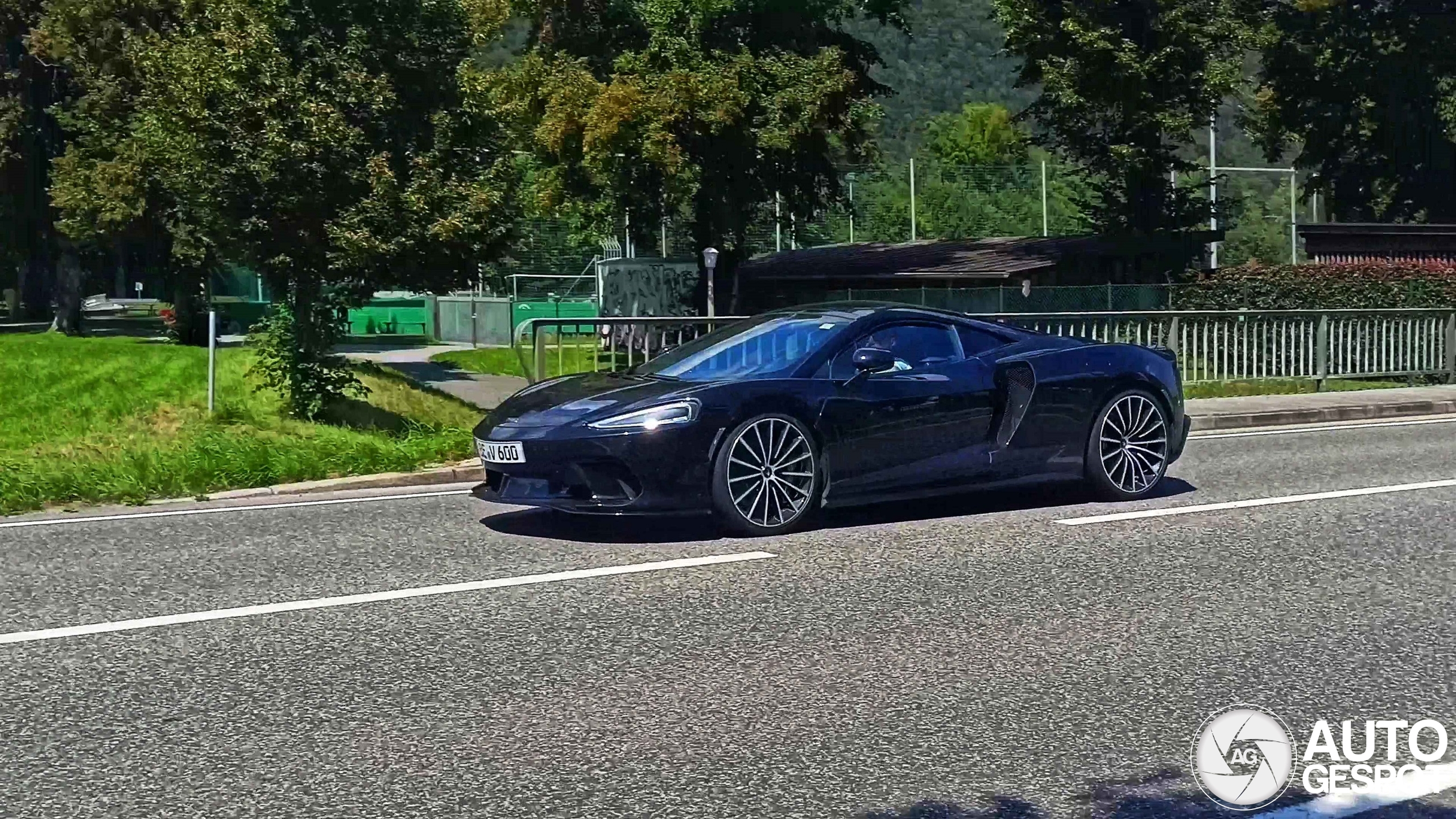 McLaren GT