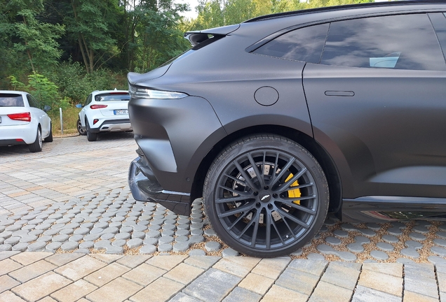 Aston Martin DBX707