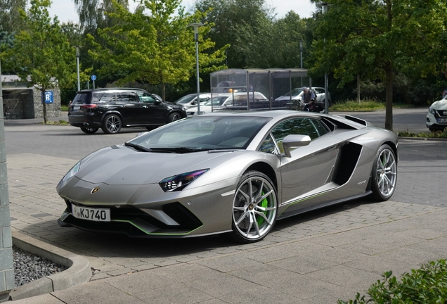 Lamborghini Aventador S LP740-4