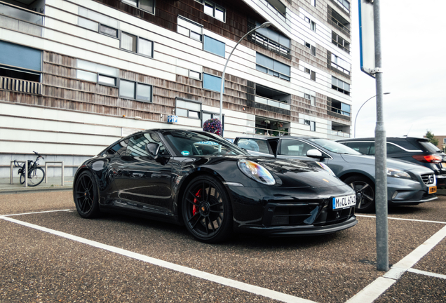 Porsche 992 Carrera 4 GTS