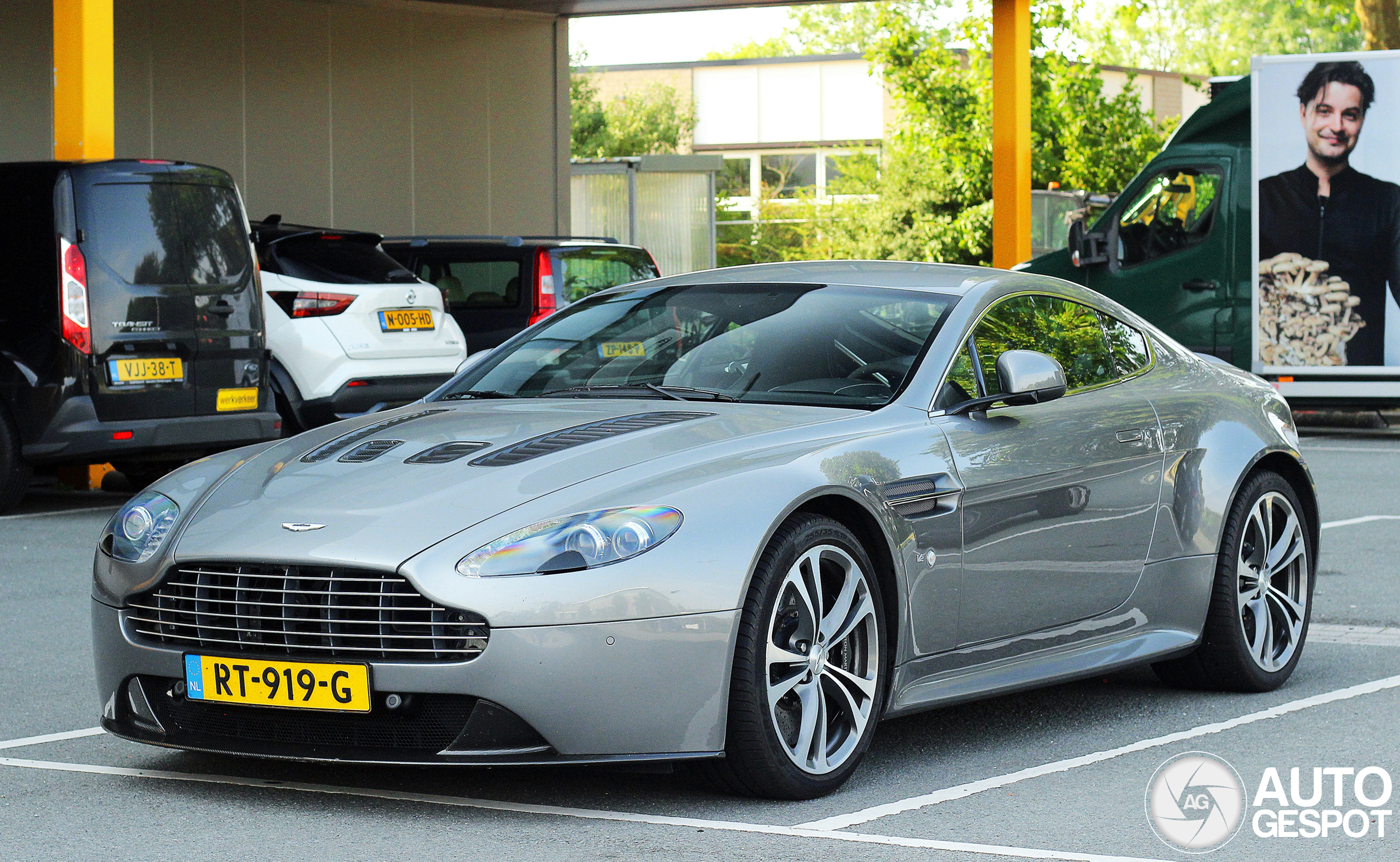 Aston Martin V12 Vantage