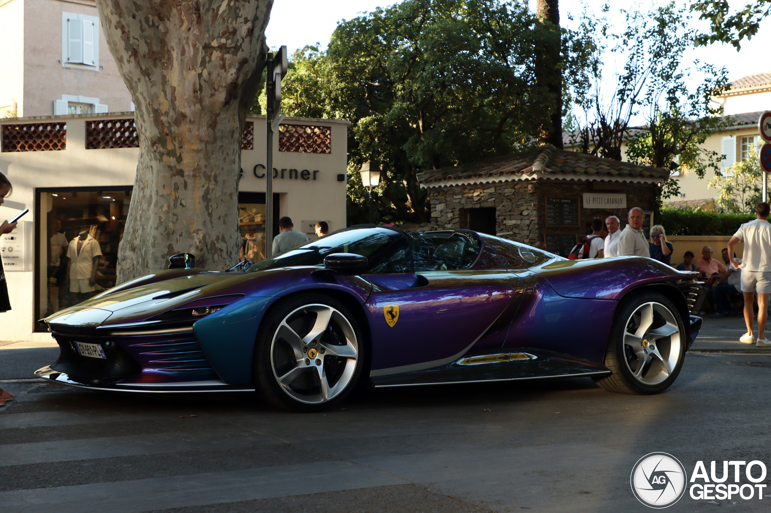 Ferrari Daytona SP3 hat eine einzigartige Farbe: Chameleon Purple Holographic