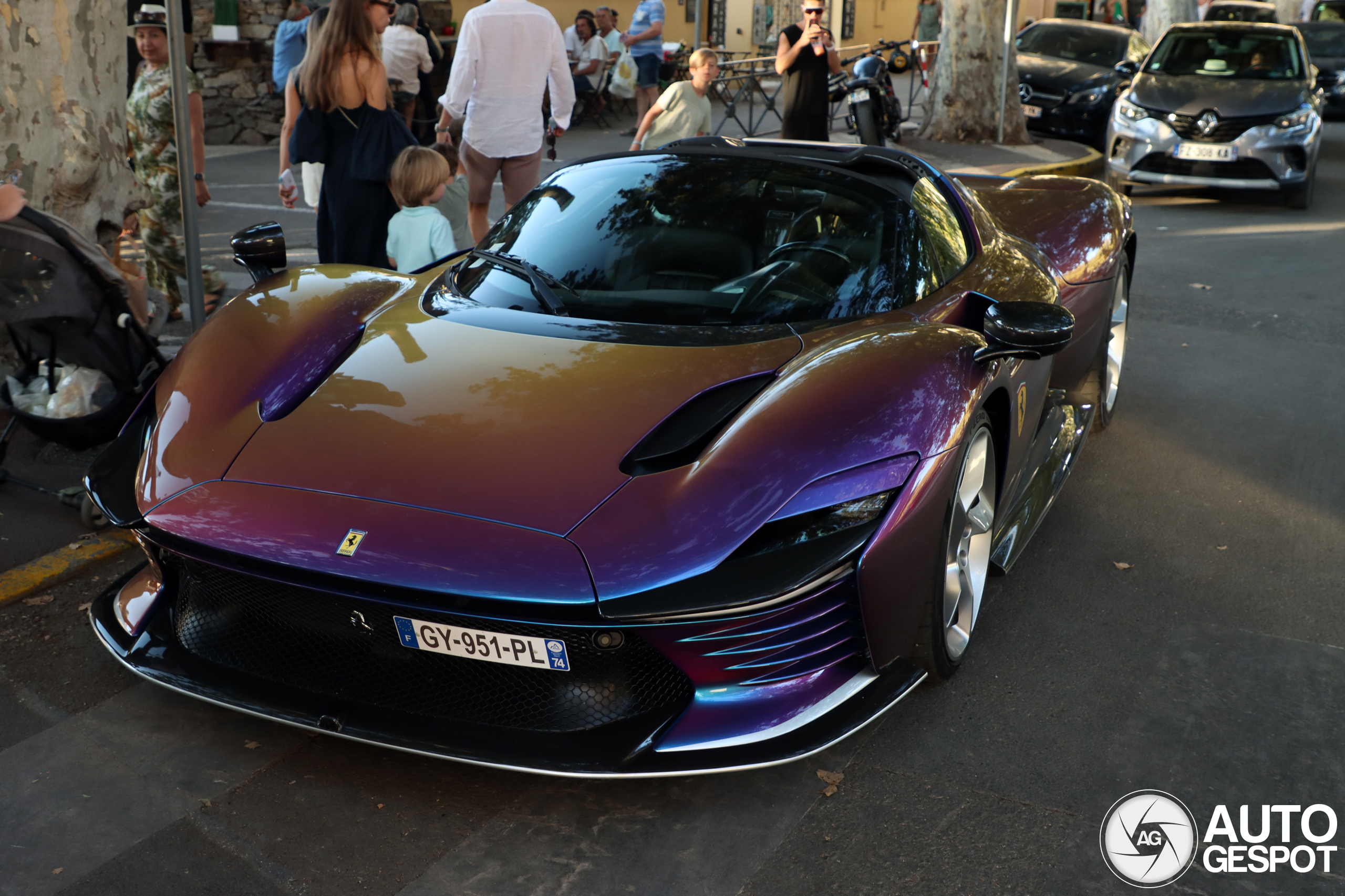 Ferrari Daytona SP3 heeft unieke kleur: Chameleon Purple Holographic