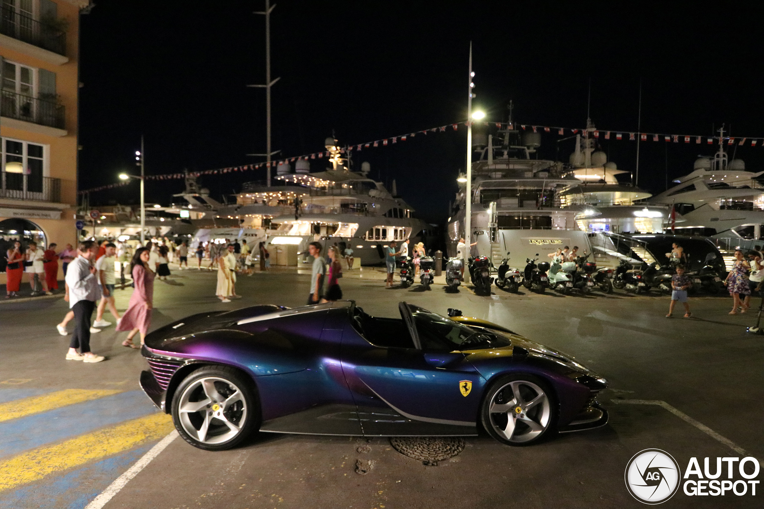 Ferrari Daytona SP3 heeft unieke kleur: Chameleon Purple Holographic