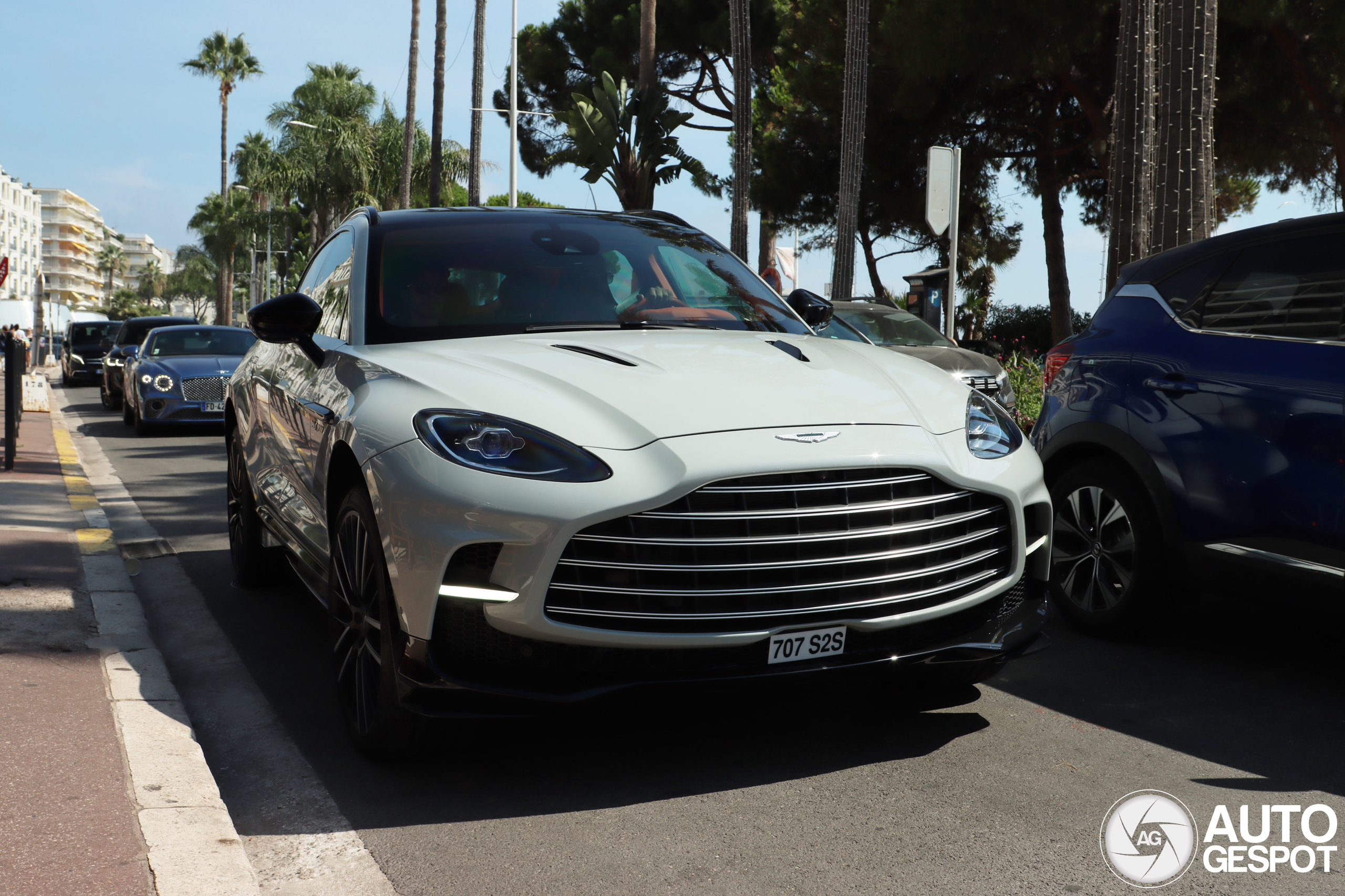 Aston Martin DBX707