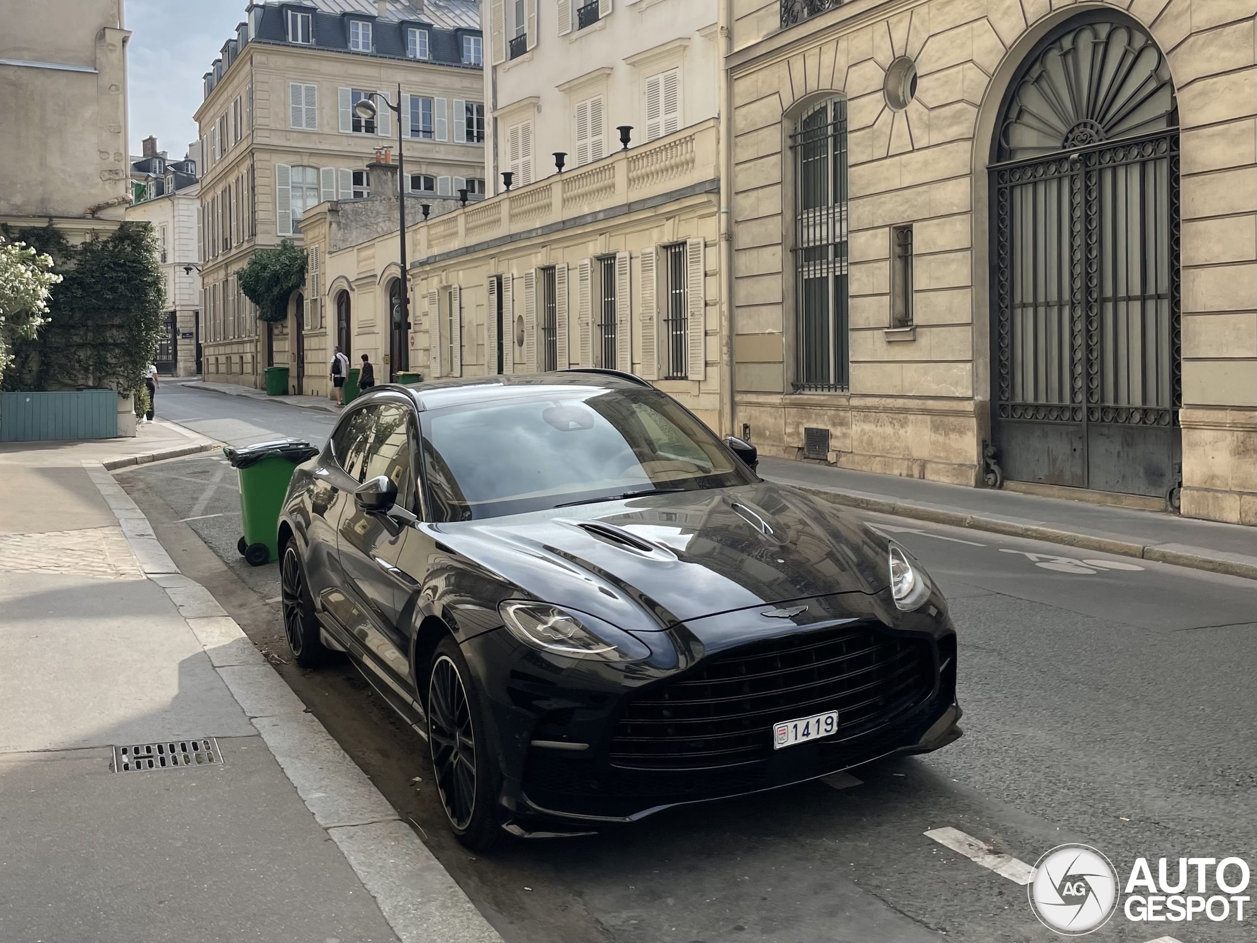 Aston Martin DBX707