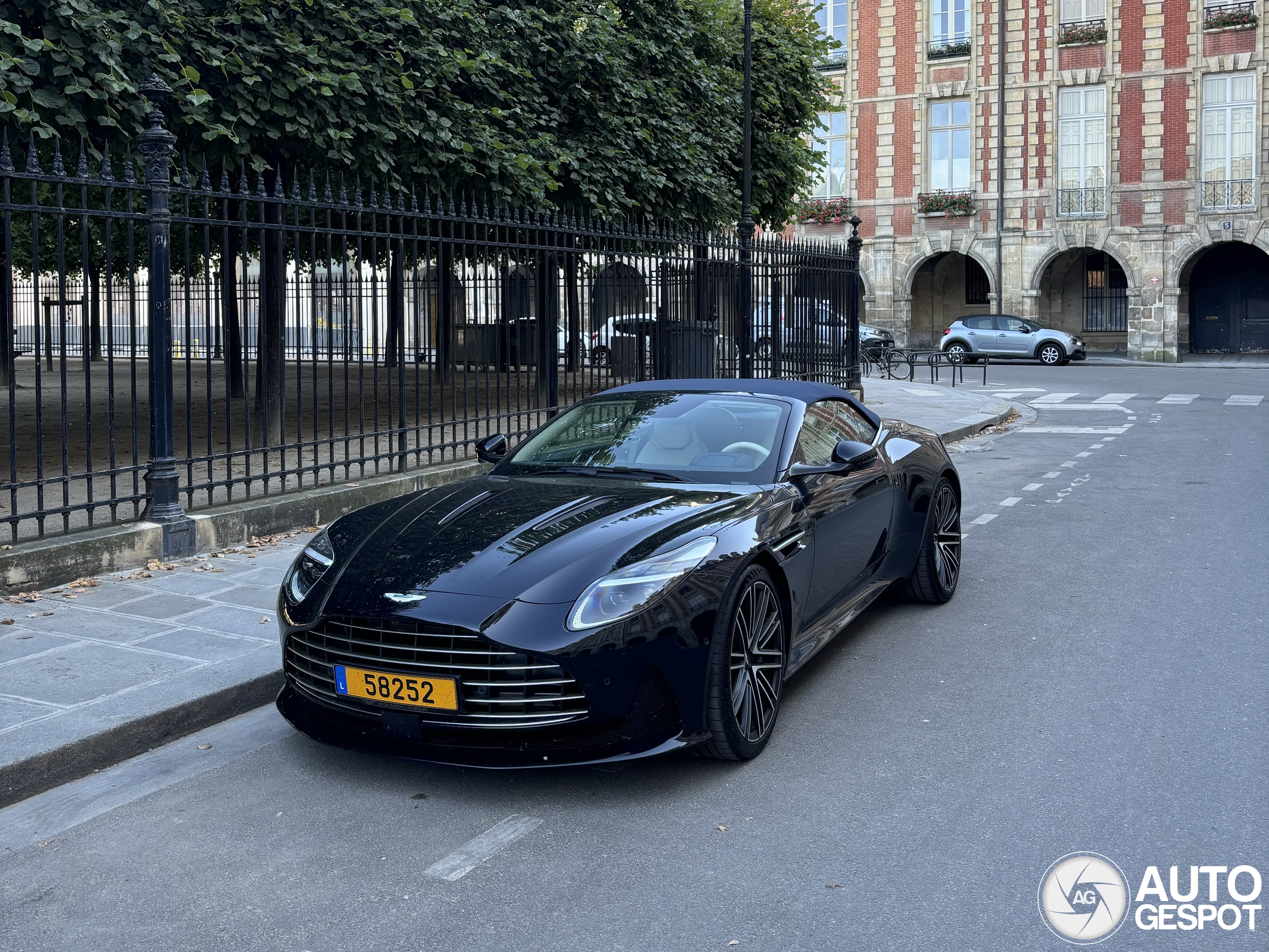 Aston Martin DB12 Volante