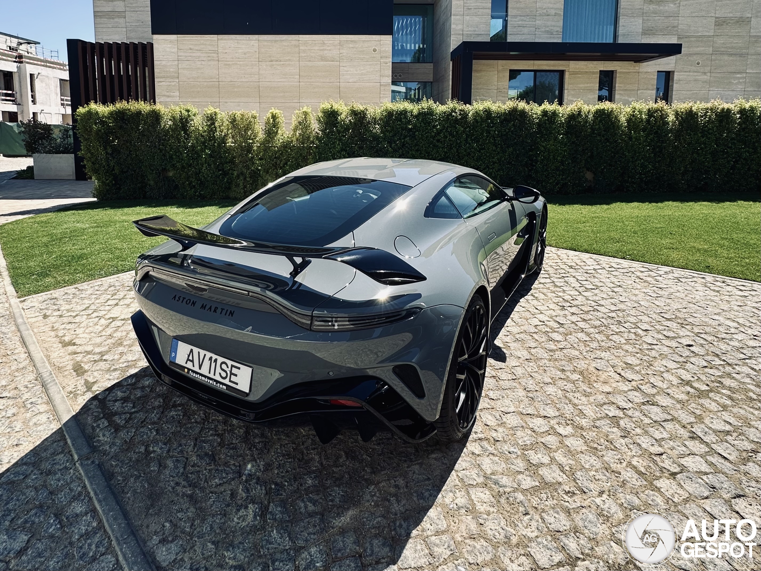 Aston Martin V12 Vantage 2023