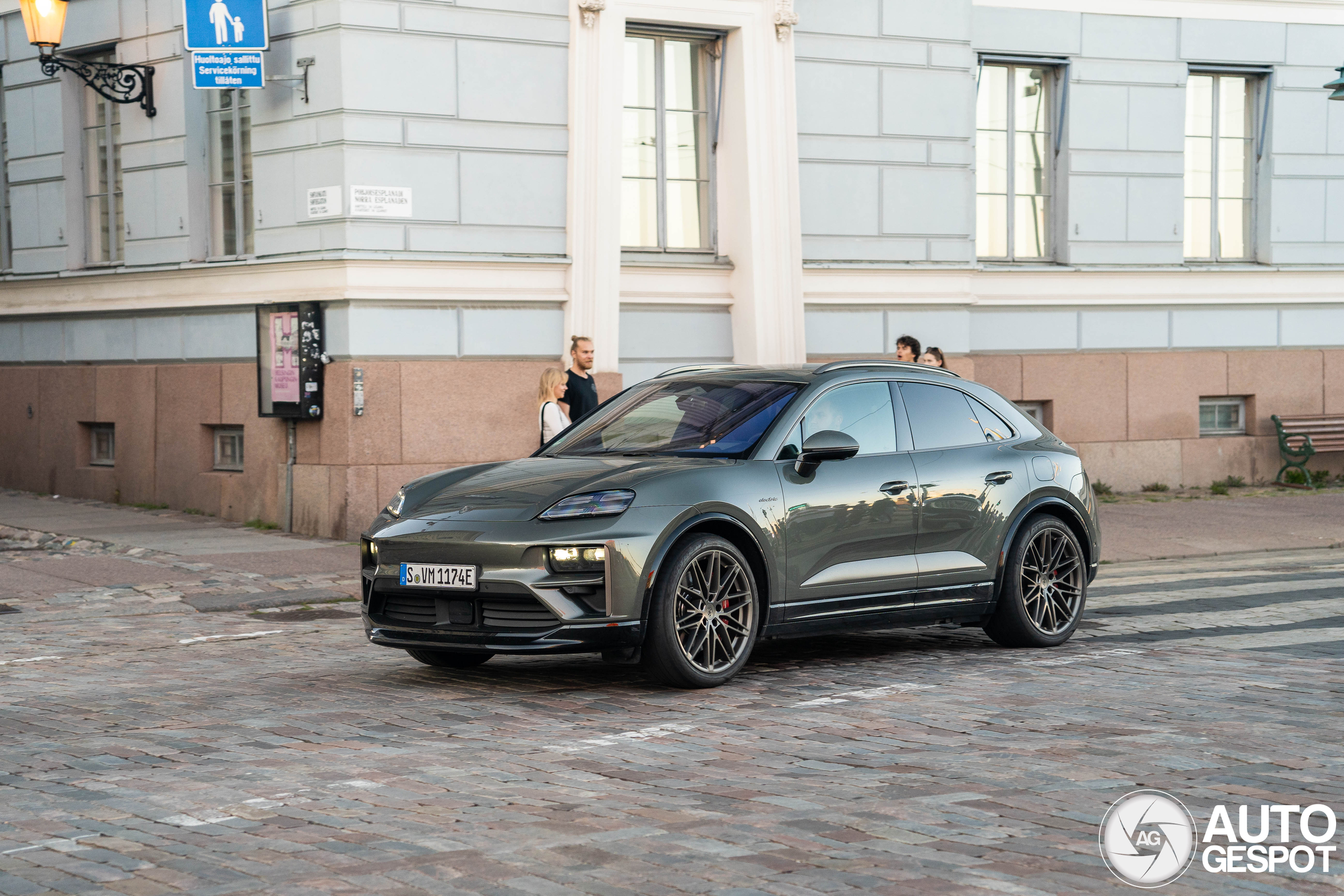 Porsche Macan EV Turbo