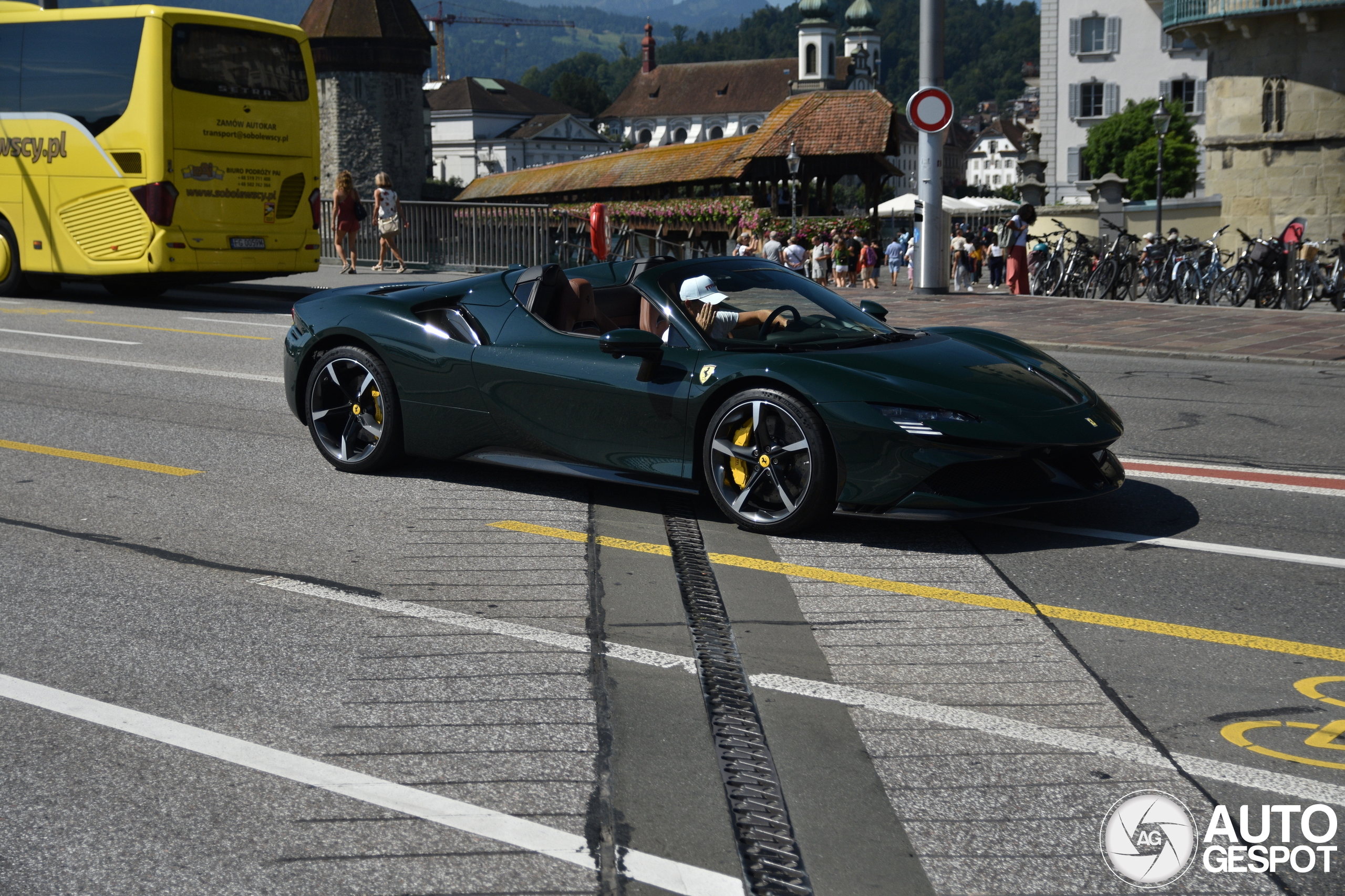 Zapanjujući tamnozeleni Ferrari SF90 Spider primećen u Luzernu