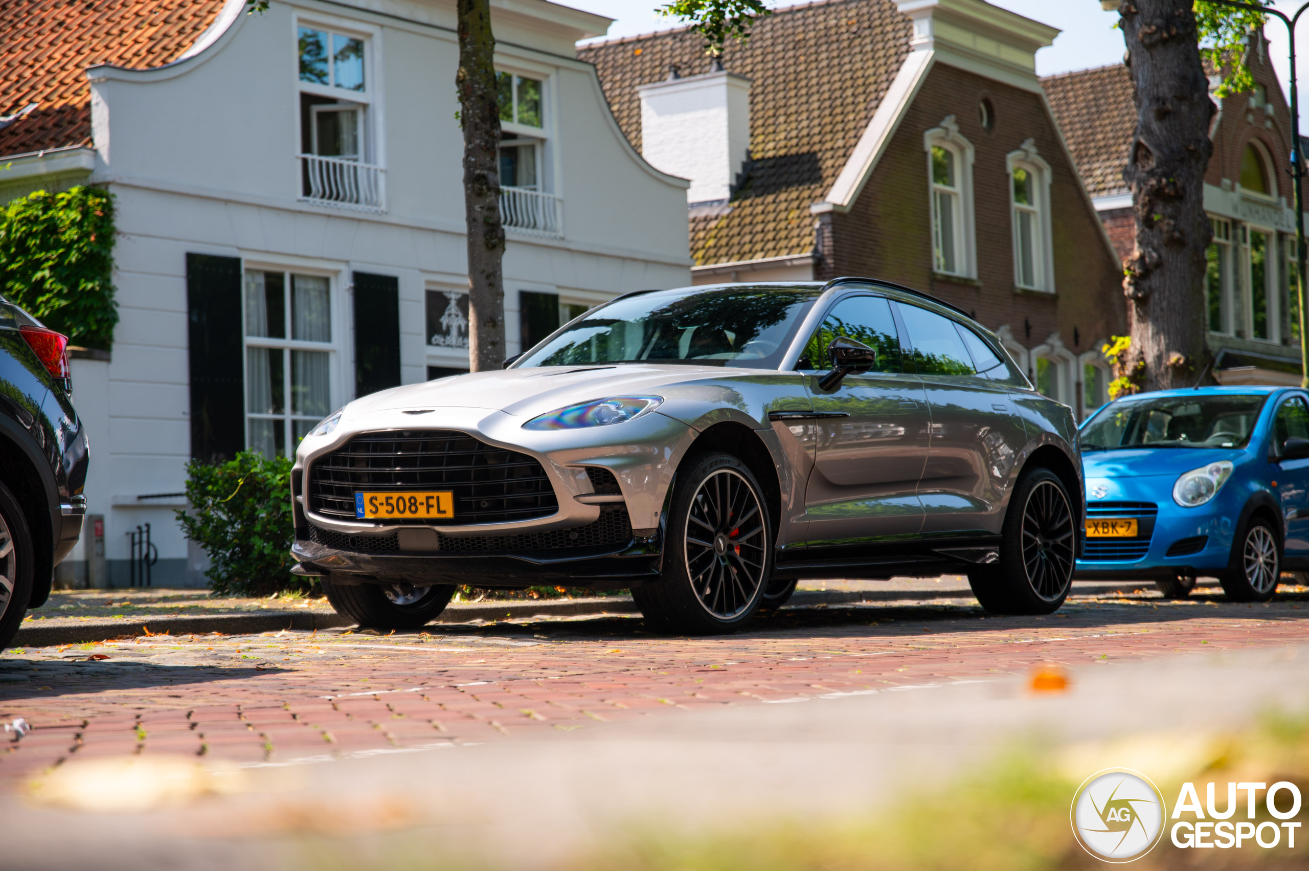 Aston Martin DBX707