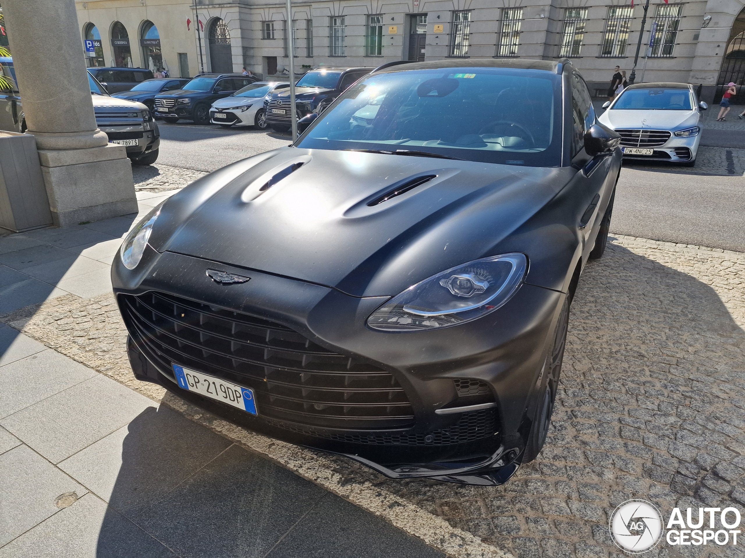 Aston Martin DBX707