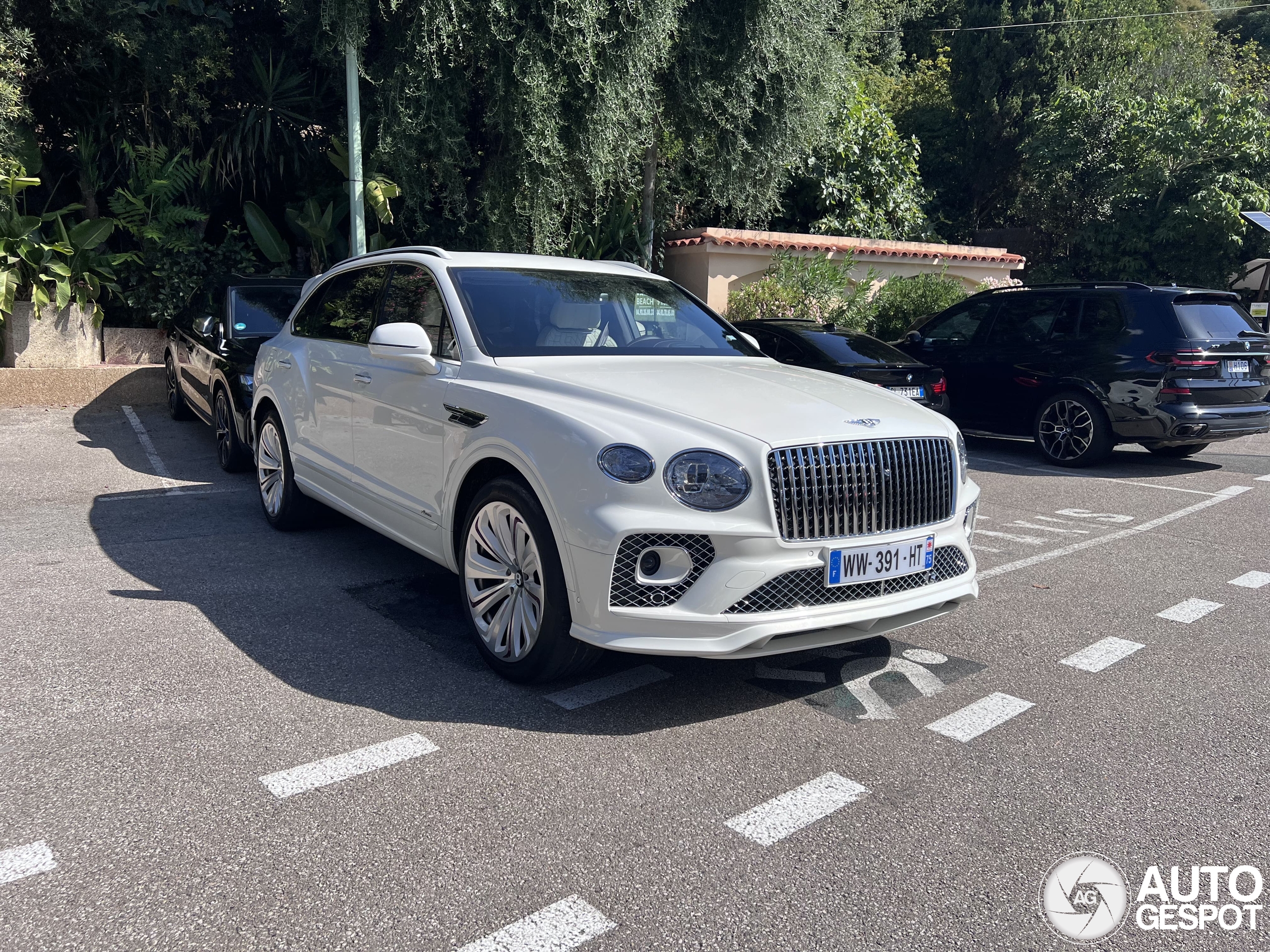 Bentley Bentayga Azure EWB Qatar Edition