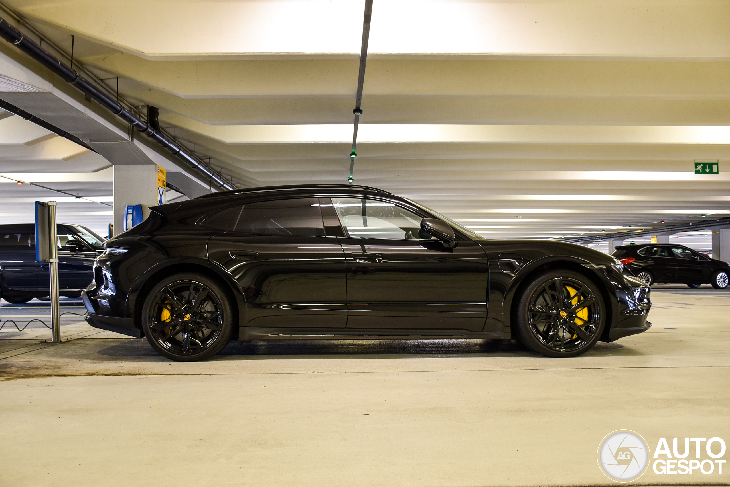 Porsche Taycan Turbo S Cross Turismo