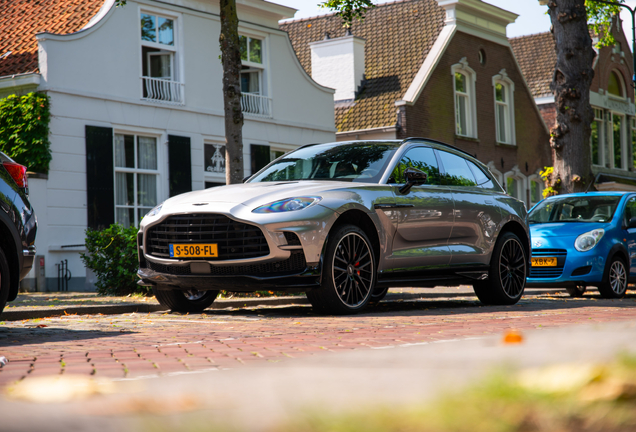 Aston Martin DBX707