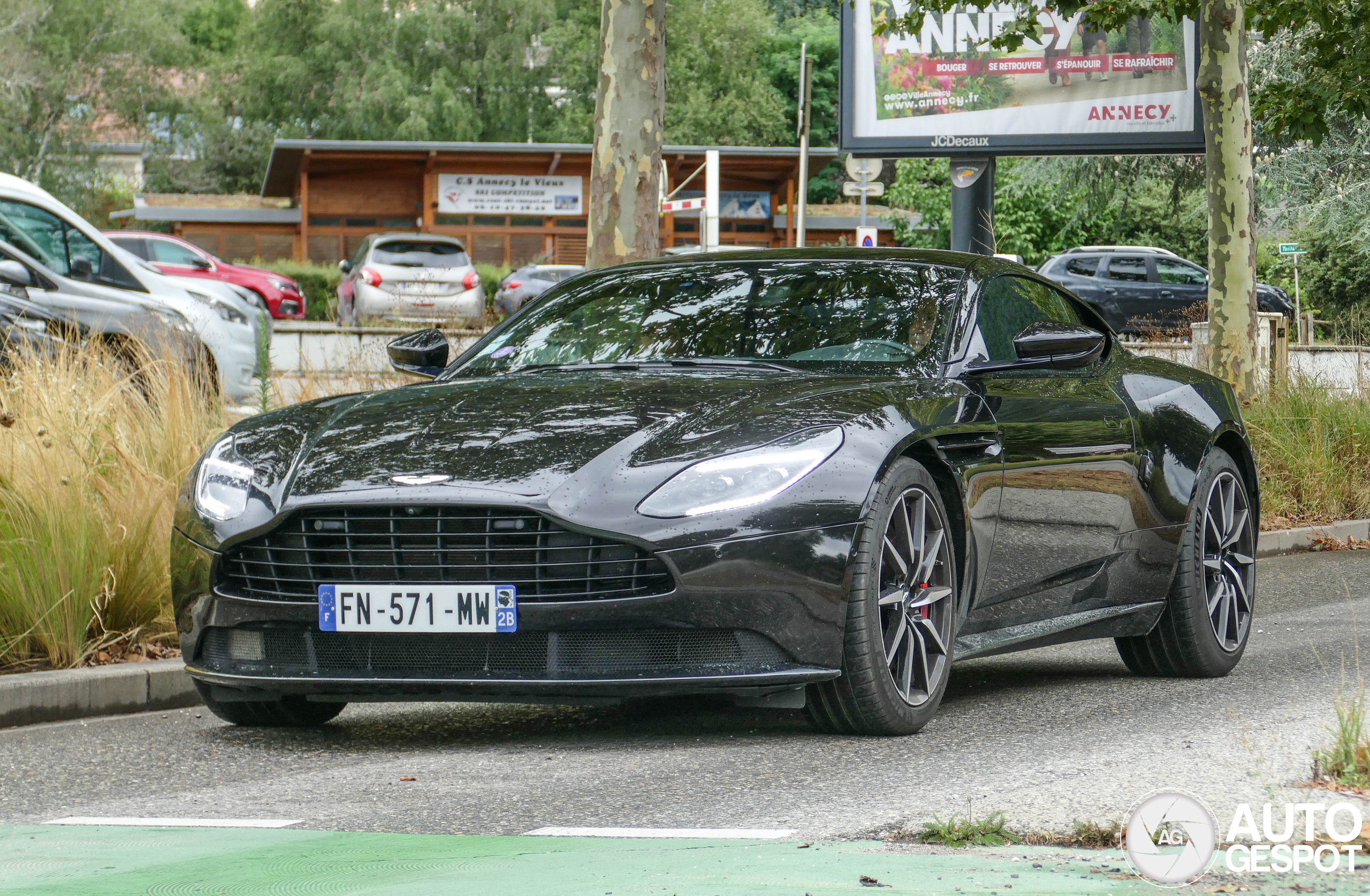 Aston Martin DB11 V8