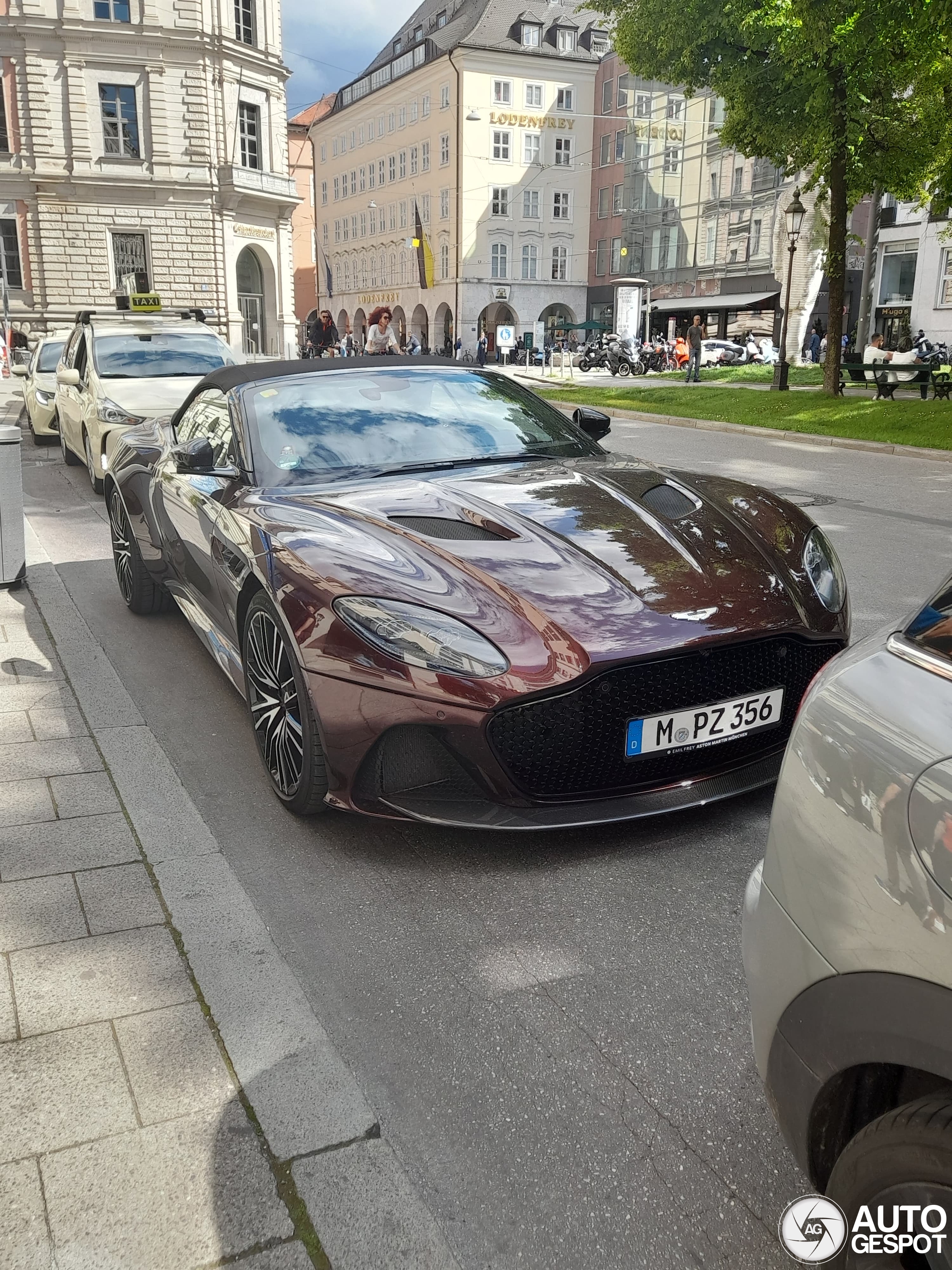 Aston Martin DBS Superleggera Volante