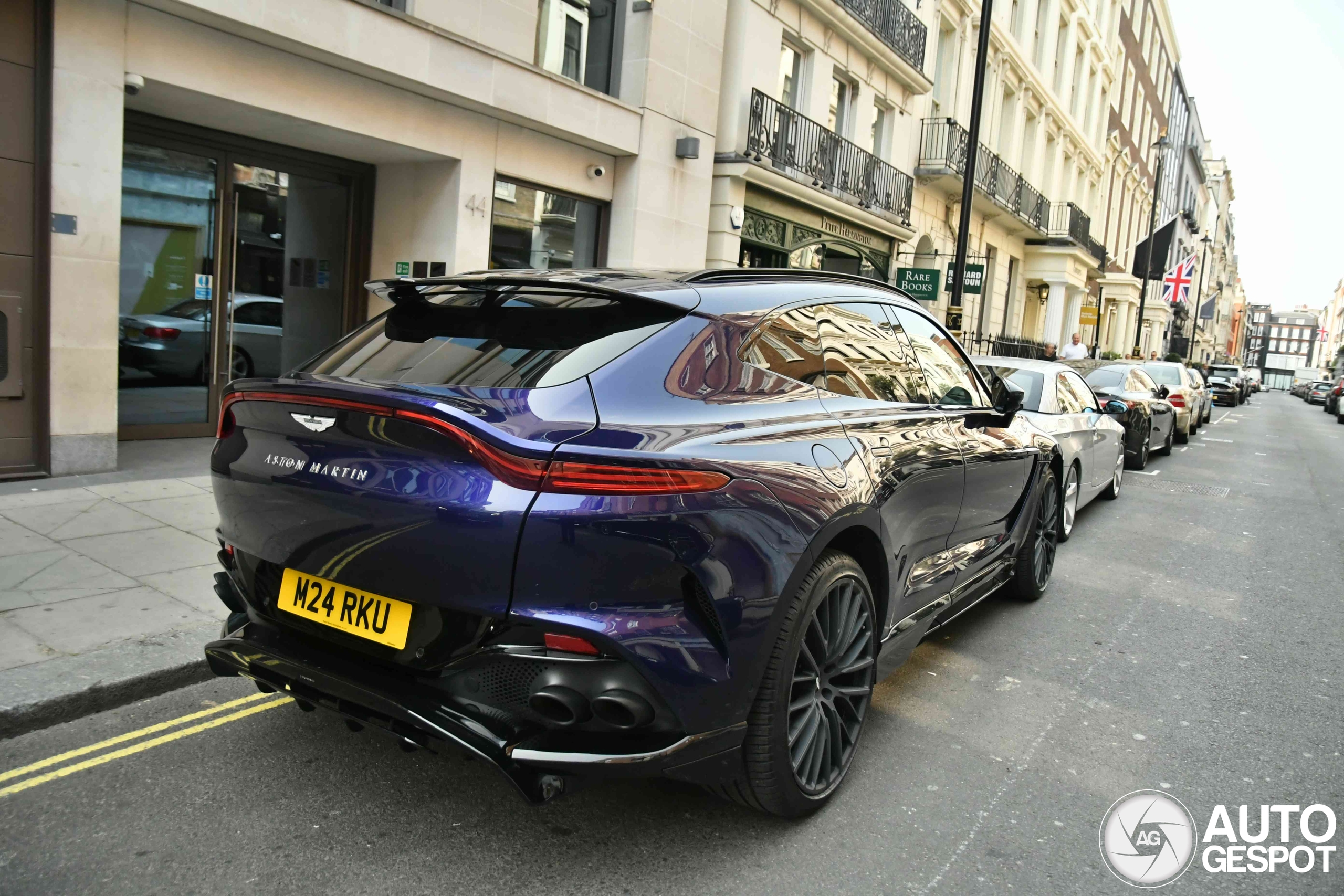 Aston Martin DBX707