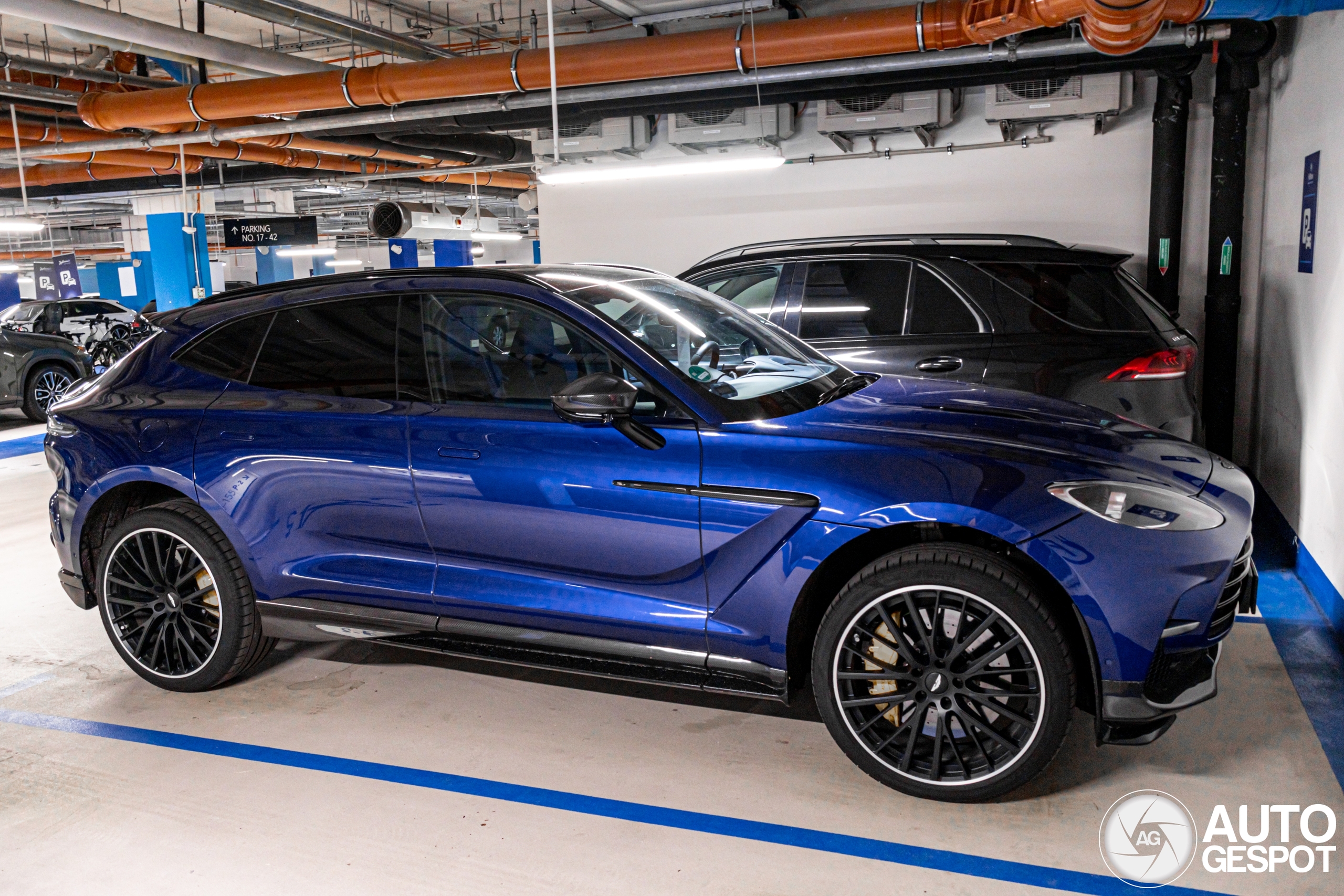 Aston Martin DBX707