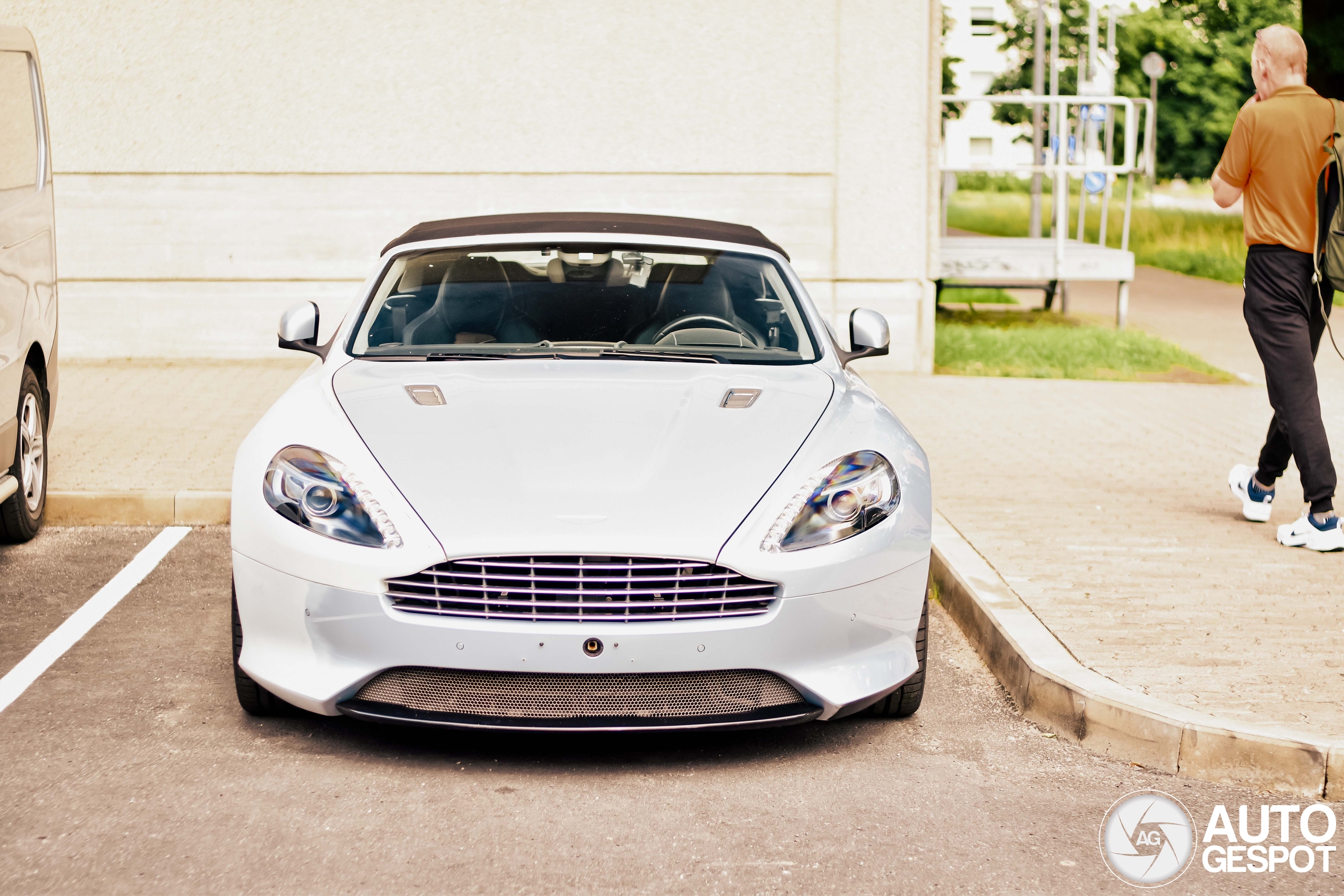 Aston Martin Virage Volante 2011