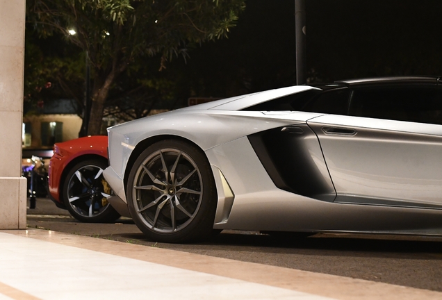 Lamborghini Aventador LP700-4 Roadster