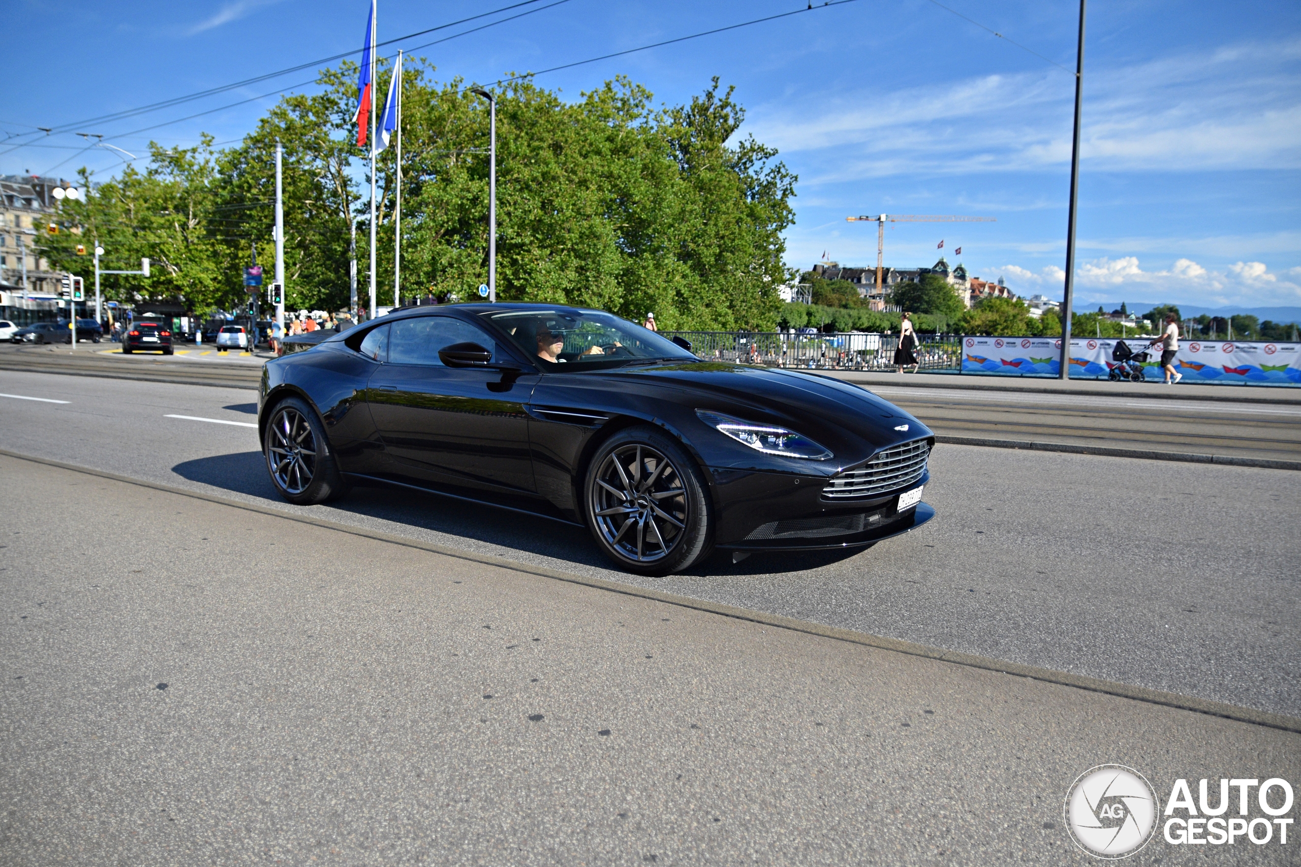 Aston Martin DB11 V8