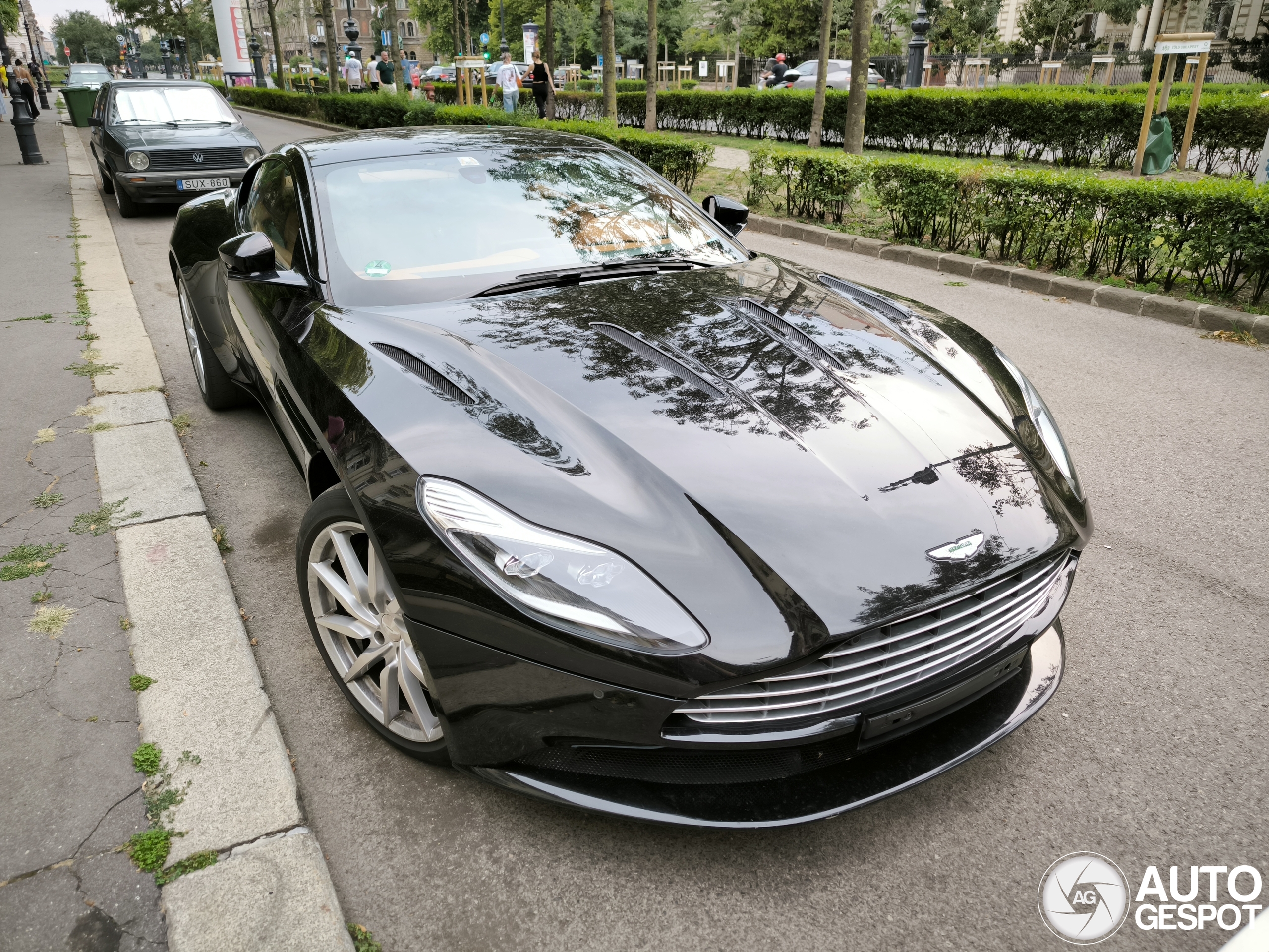 Aston Martin DB11