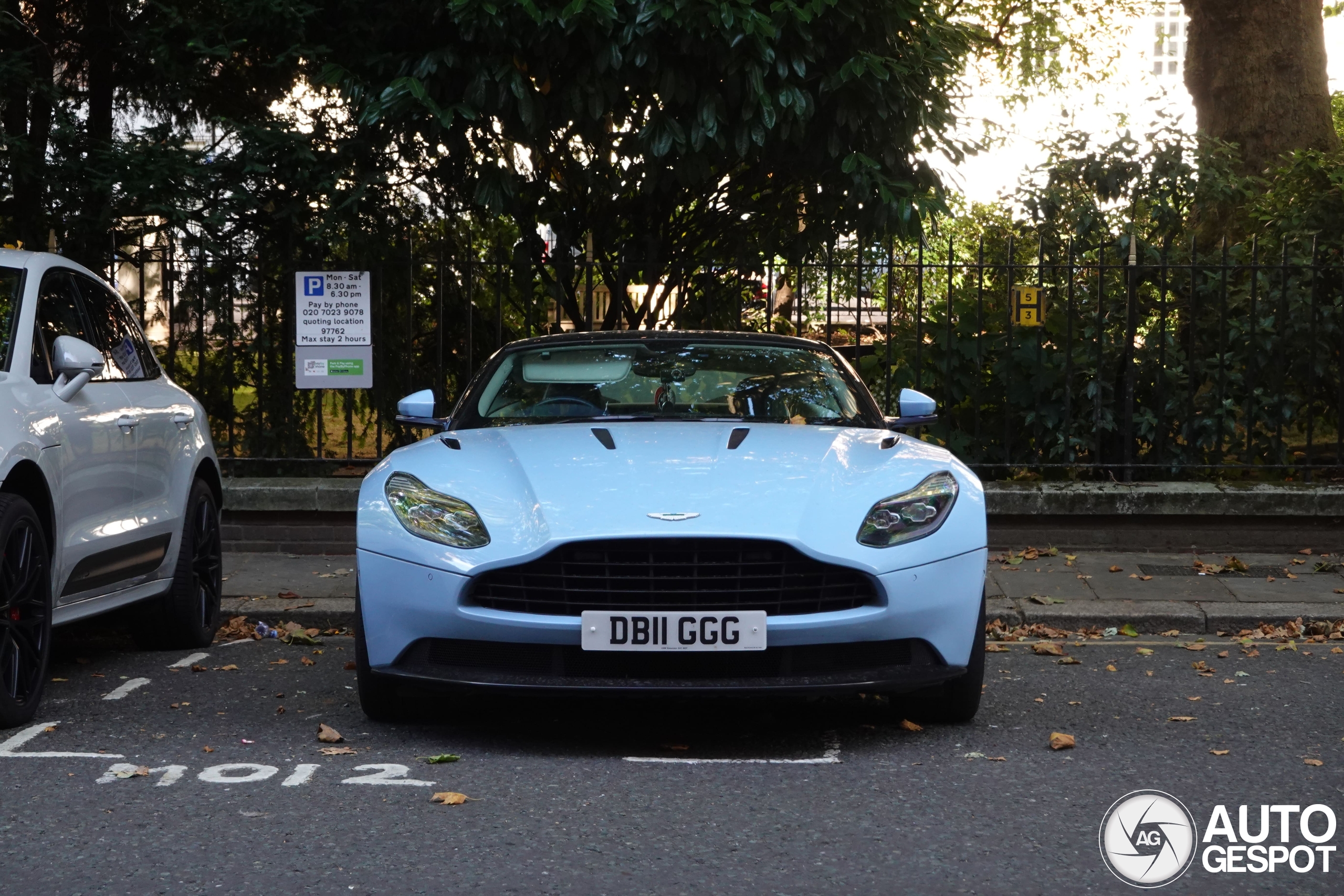 Aston Martin DB11