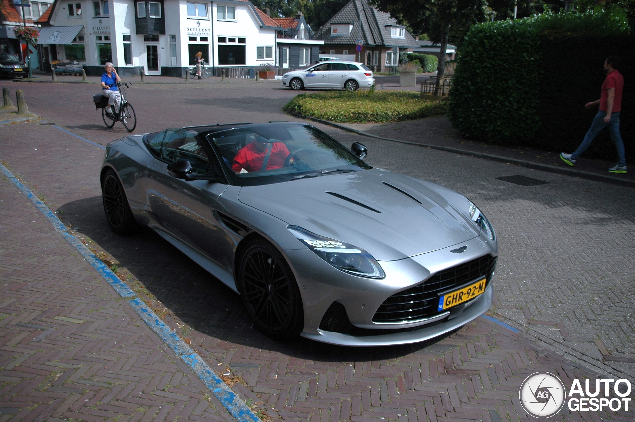 Aston Martin DB12 Volante