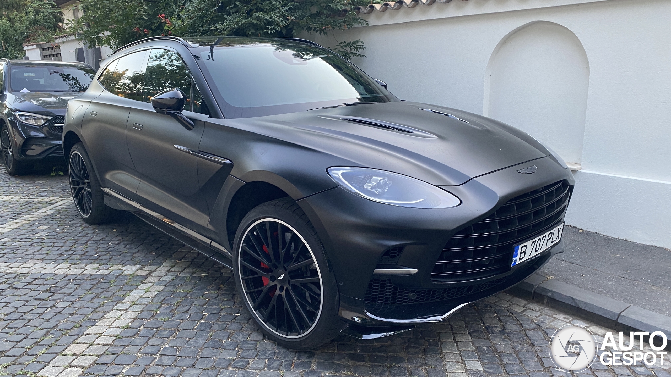 Aston Martin DBX707