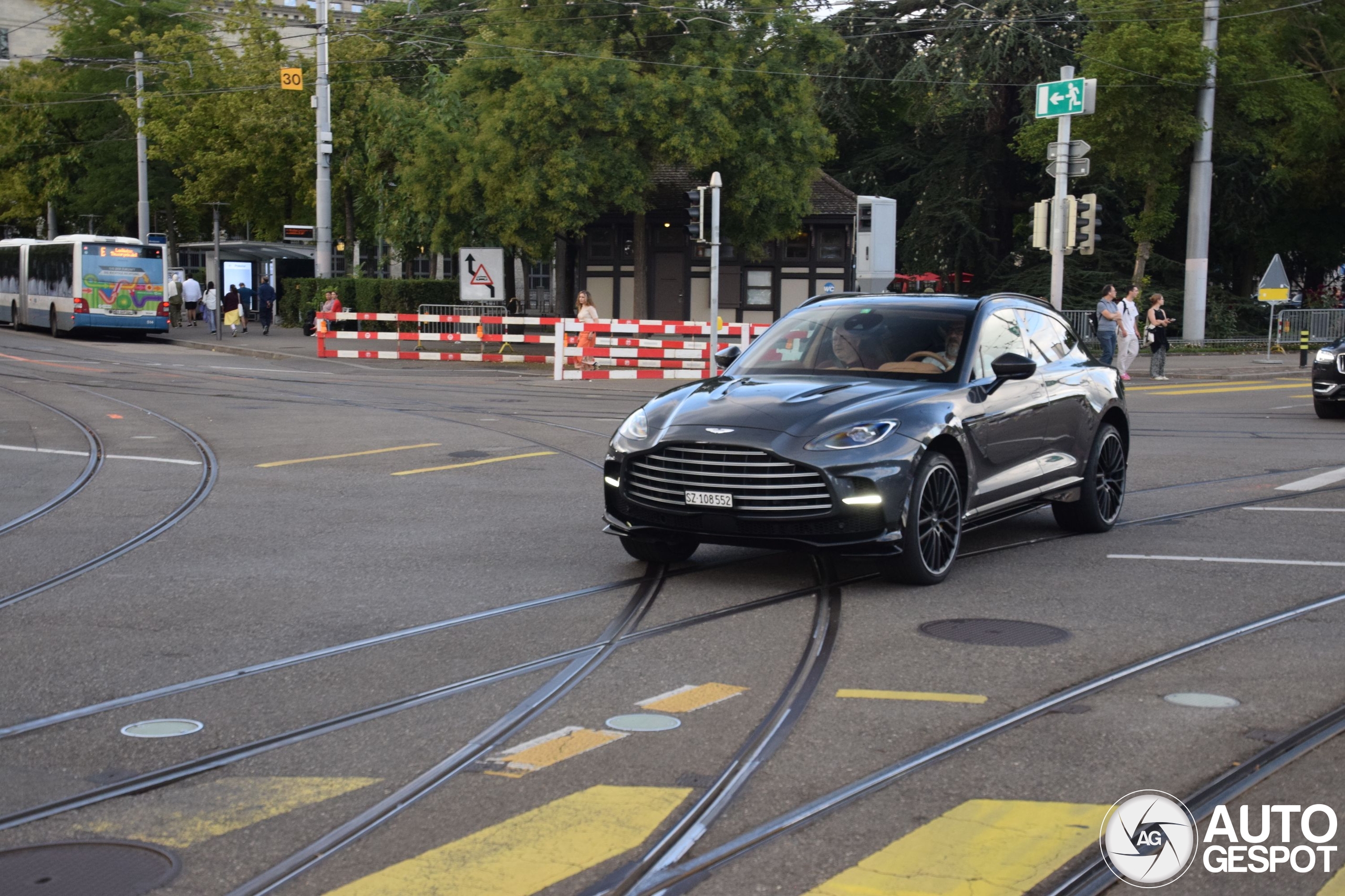 Aston Martin DBX707