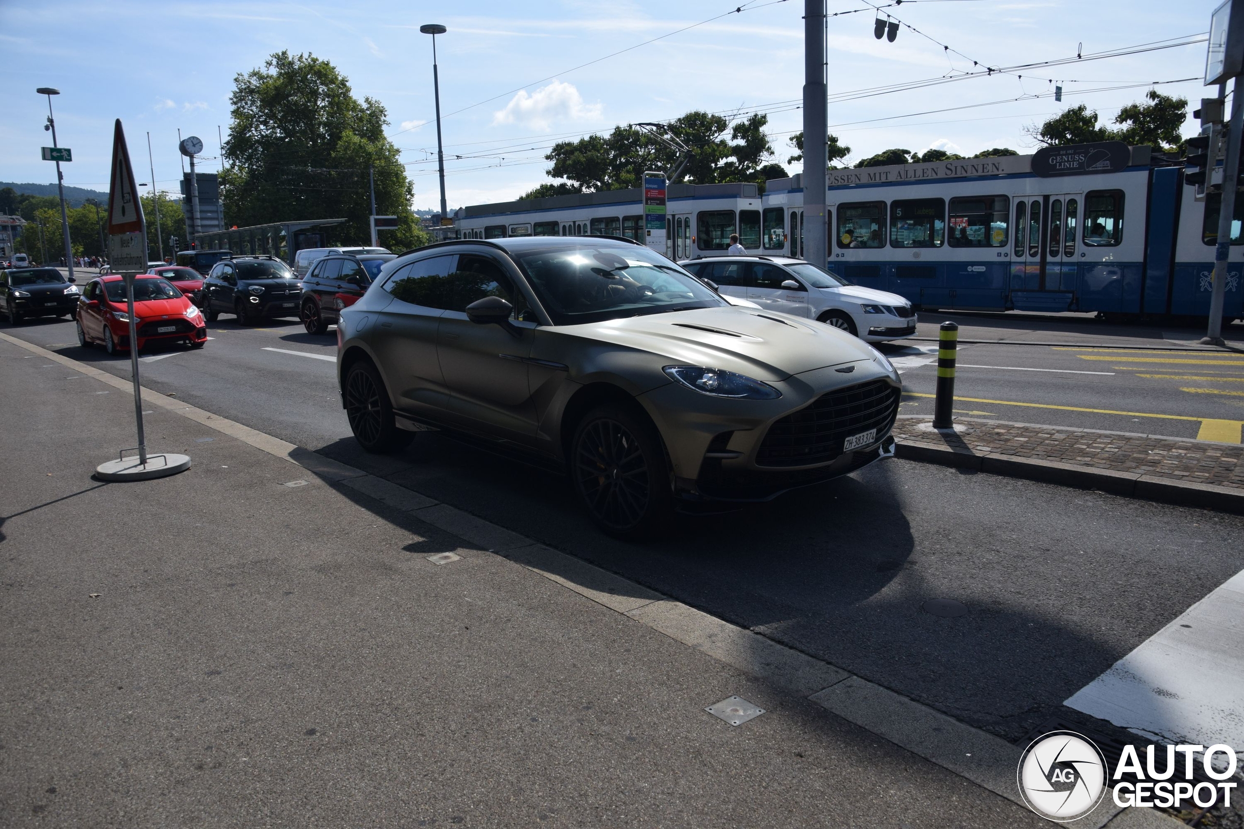 Aston Martin DBX707