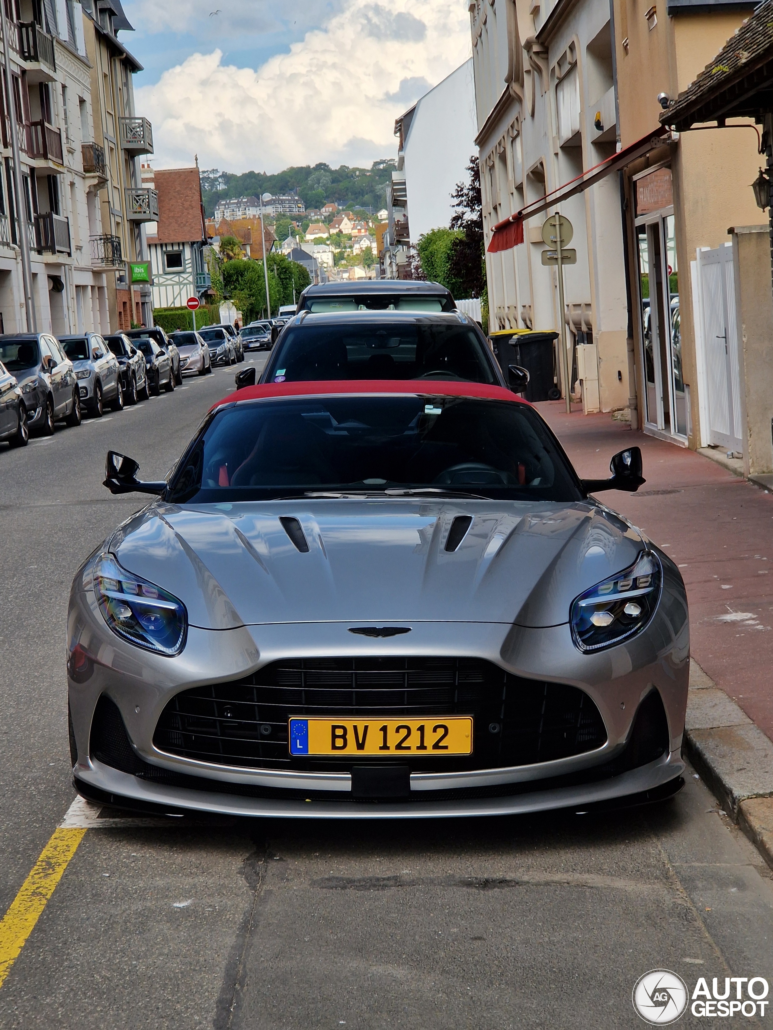 Aston Martin DB12 Volante