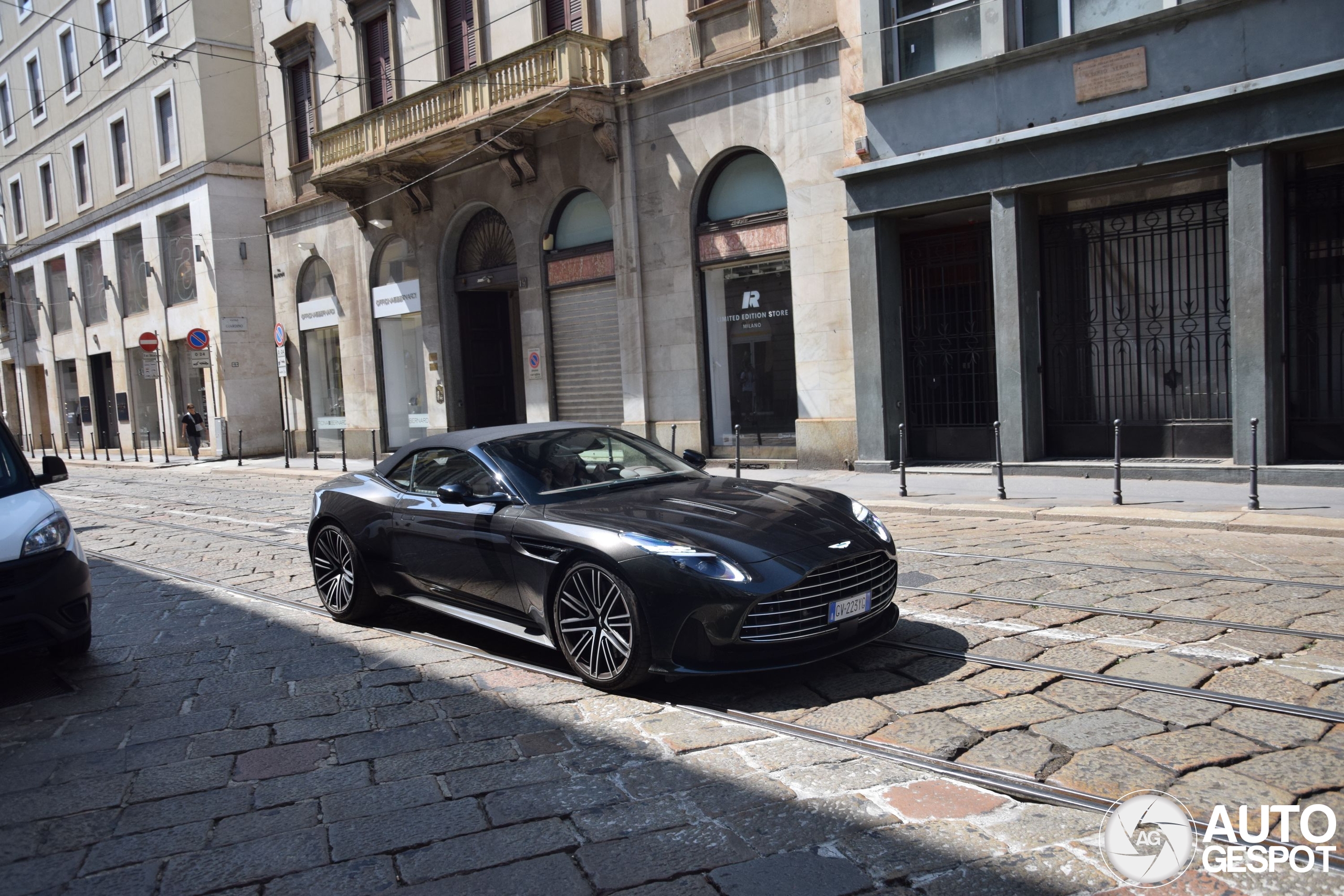 Aston Martin DB12 Volante