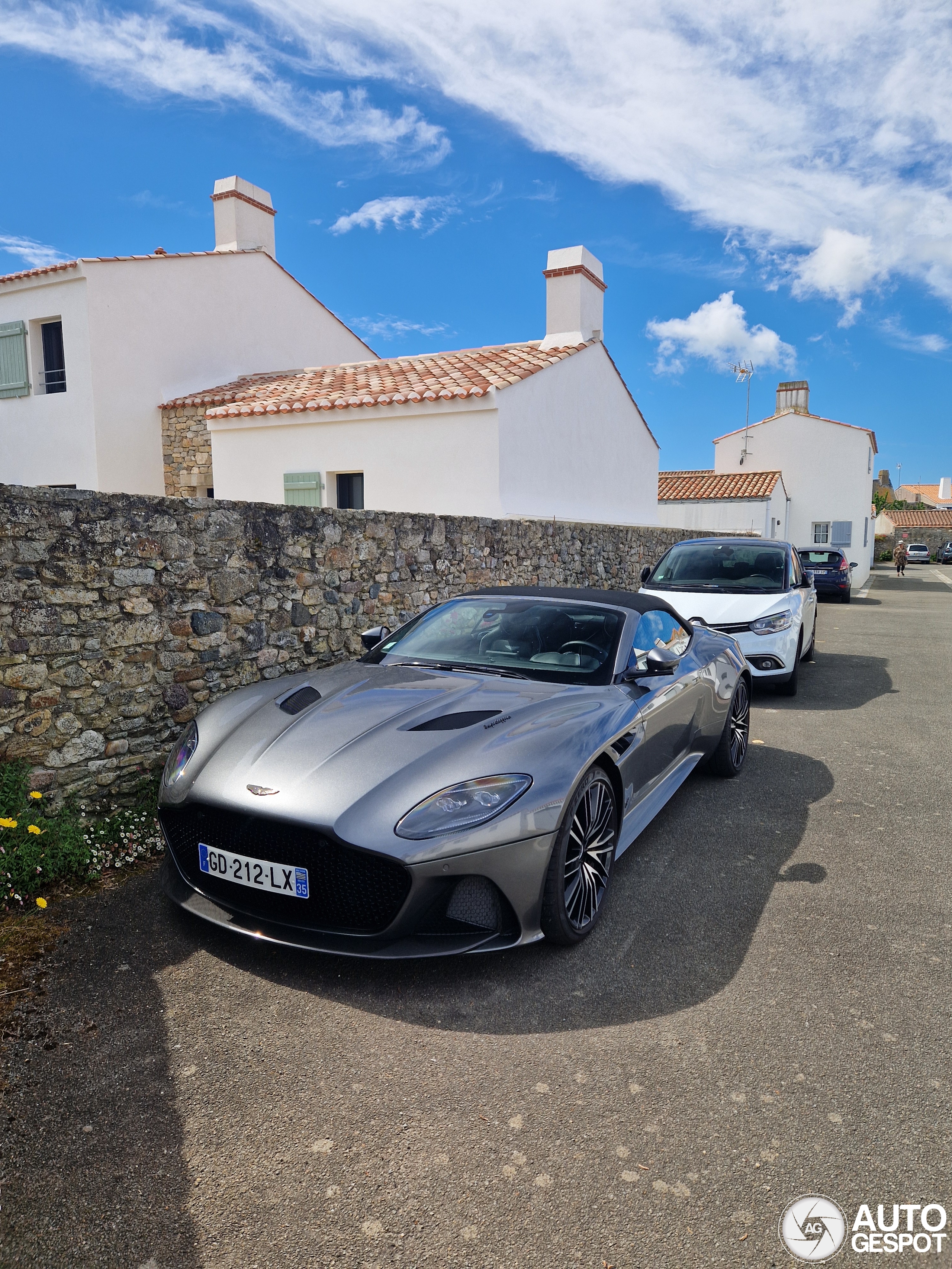 Aston Martin DBS Superleggera Volante