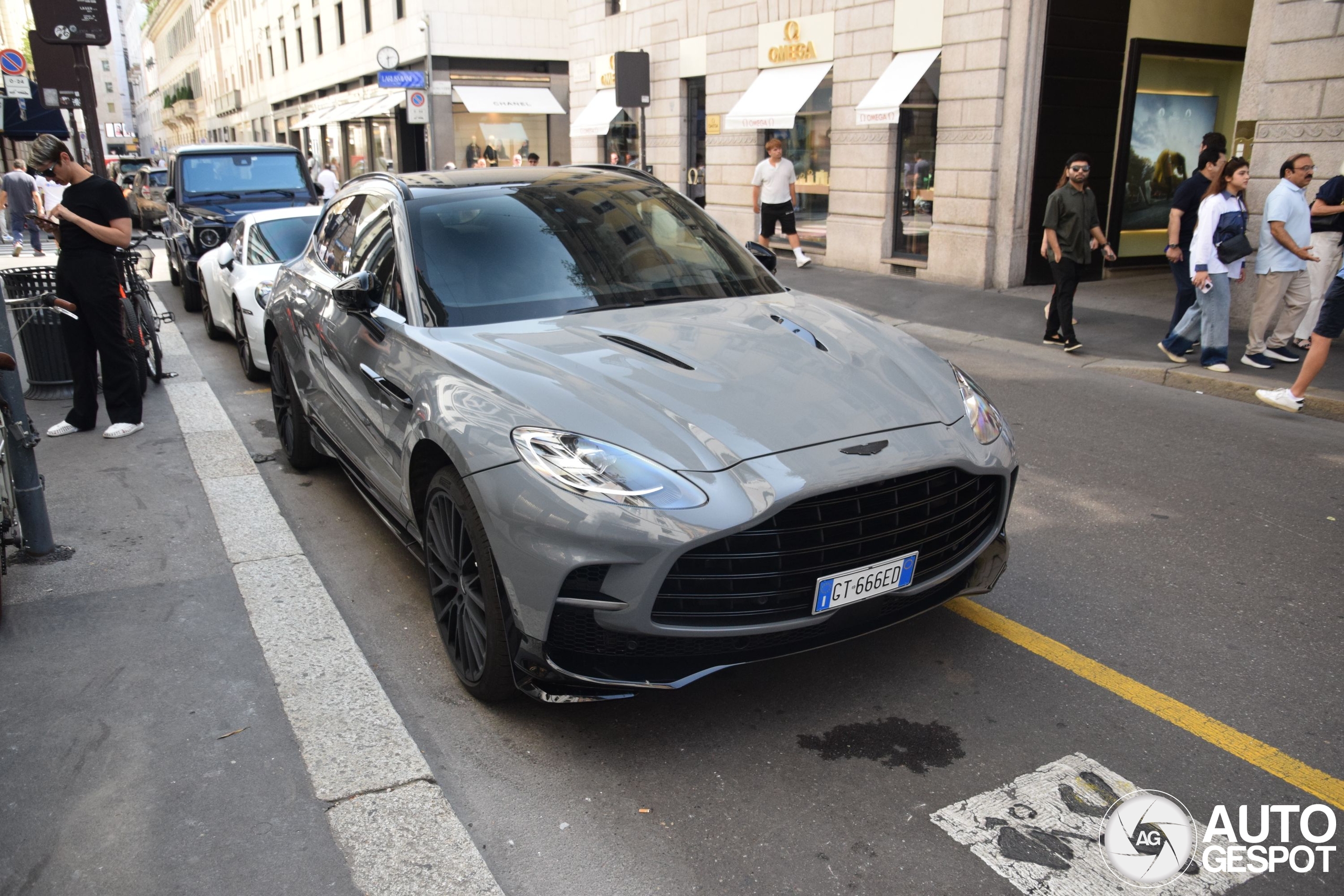 Aston Martin DBX707